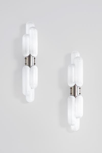 Due lampade da parete in metallo cromato e vetro opalino