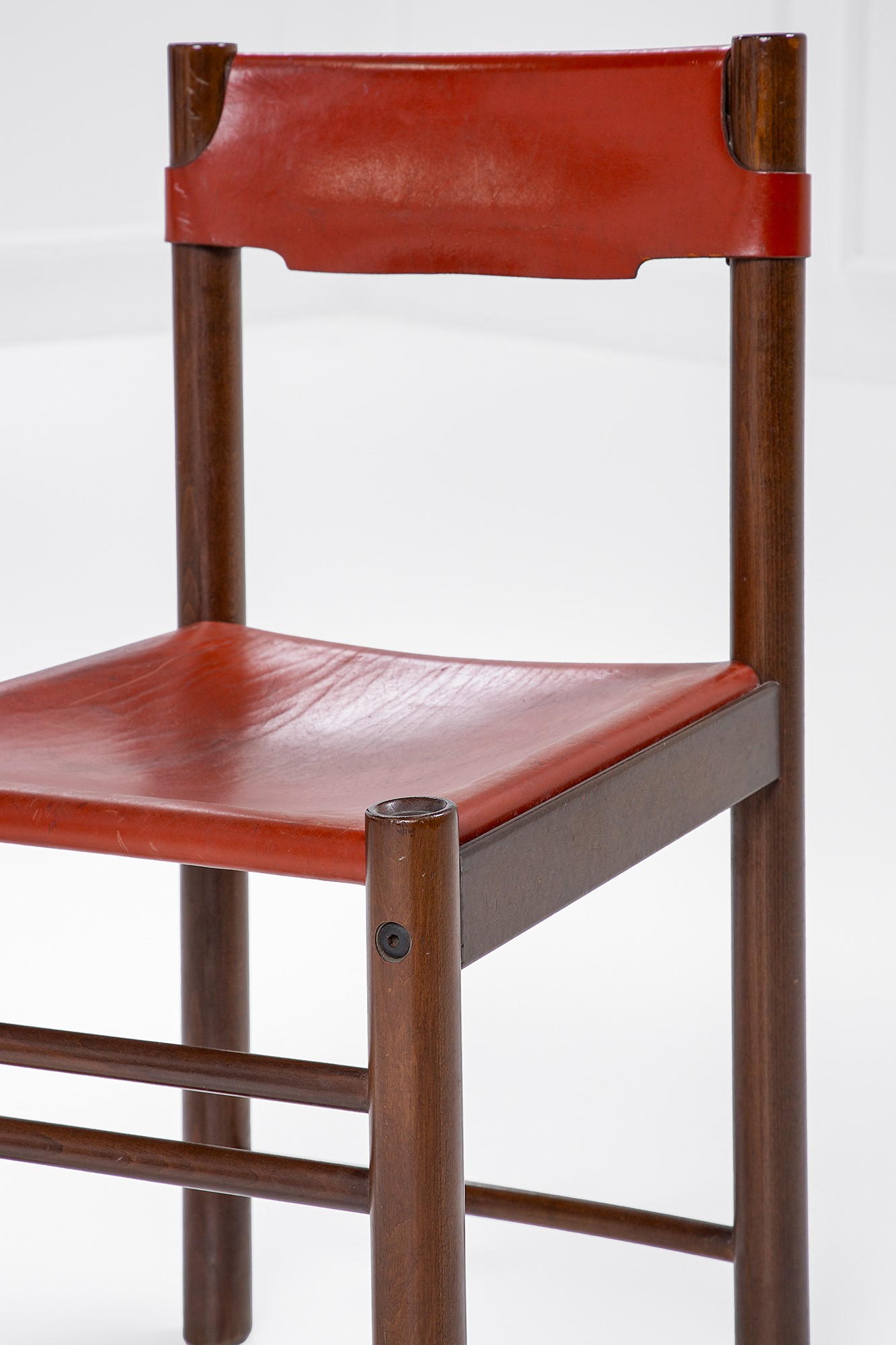 Ibisco - Cinque sedie in legno e cuoio (produzione, 1960 ca.)