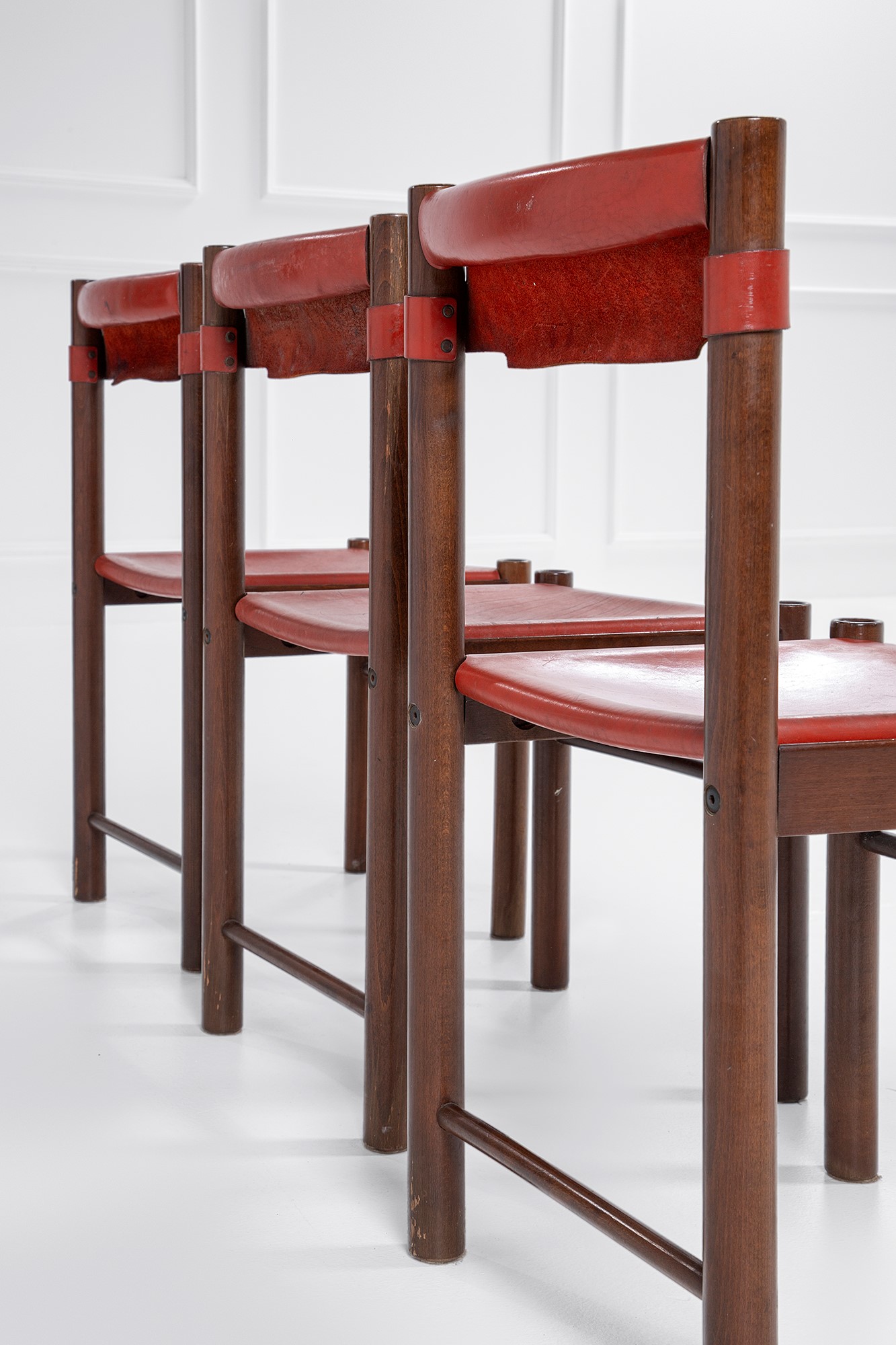 Ibisco - Cinque sedie in legno e cuoio (produzione, 1960 ca.)