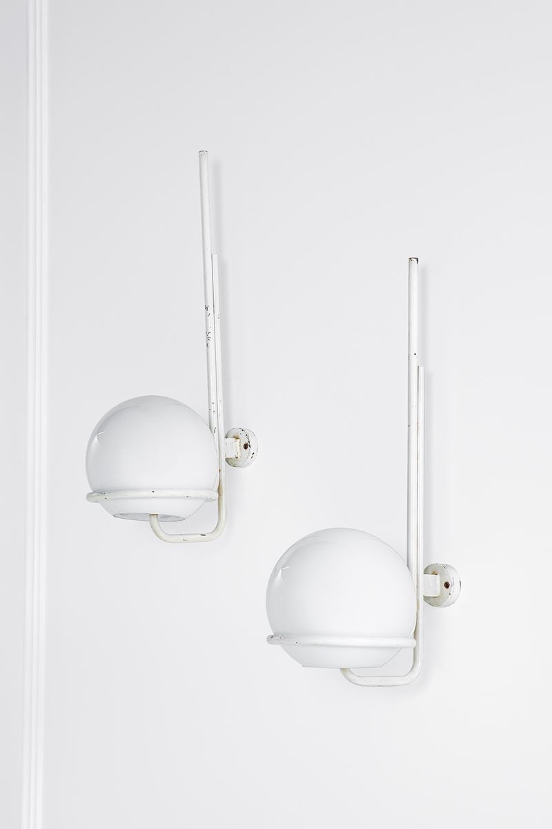 Candle (attr.) - Coppia di lampade da parete in metallo verniciato e vetro opalino