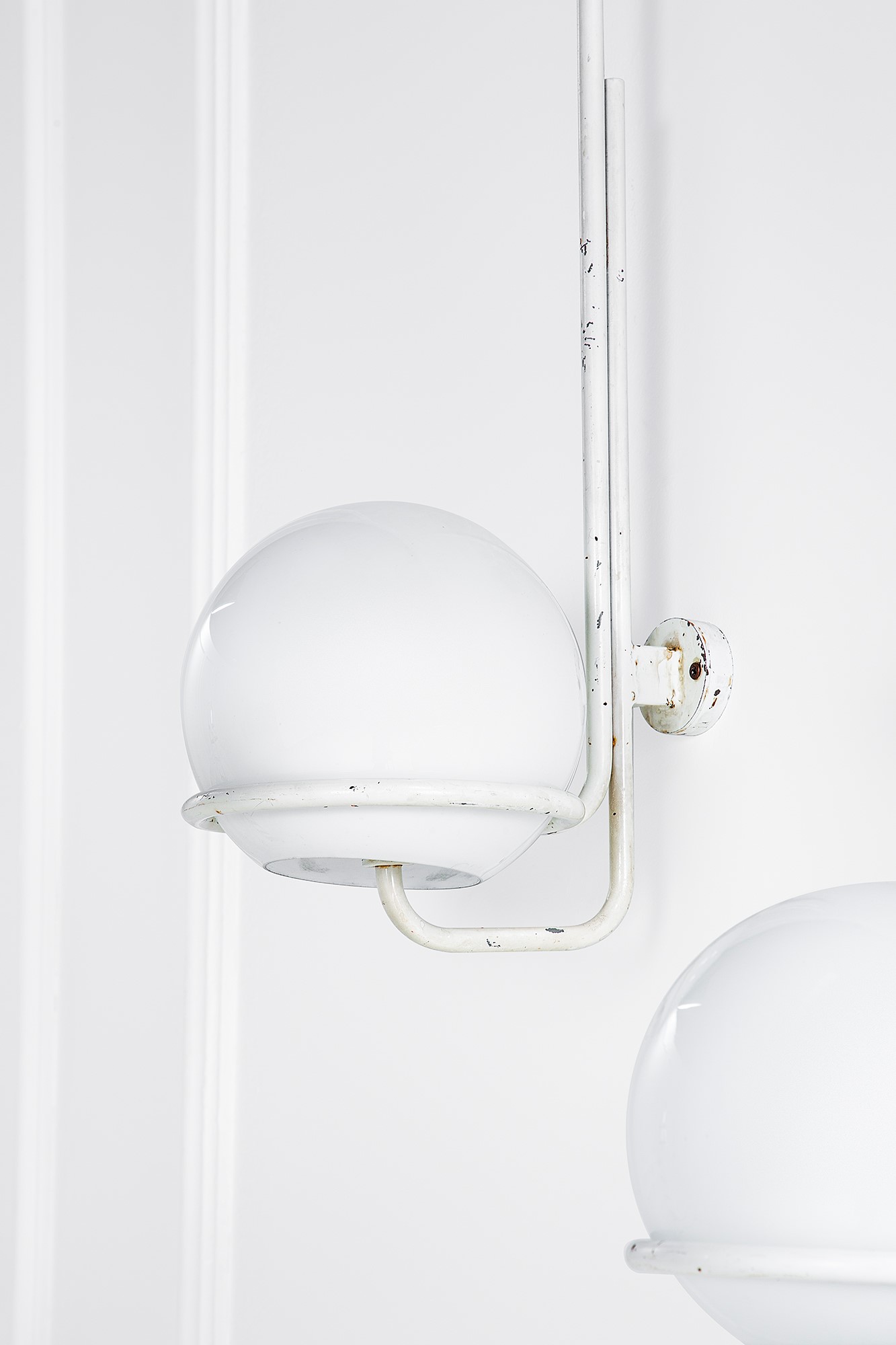 Candle (attr.) - Coppia di lampade da parete in metallo verniciato e vetro opalino