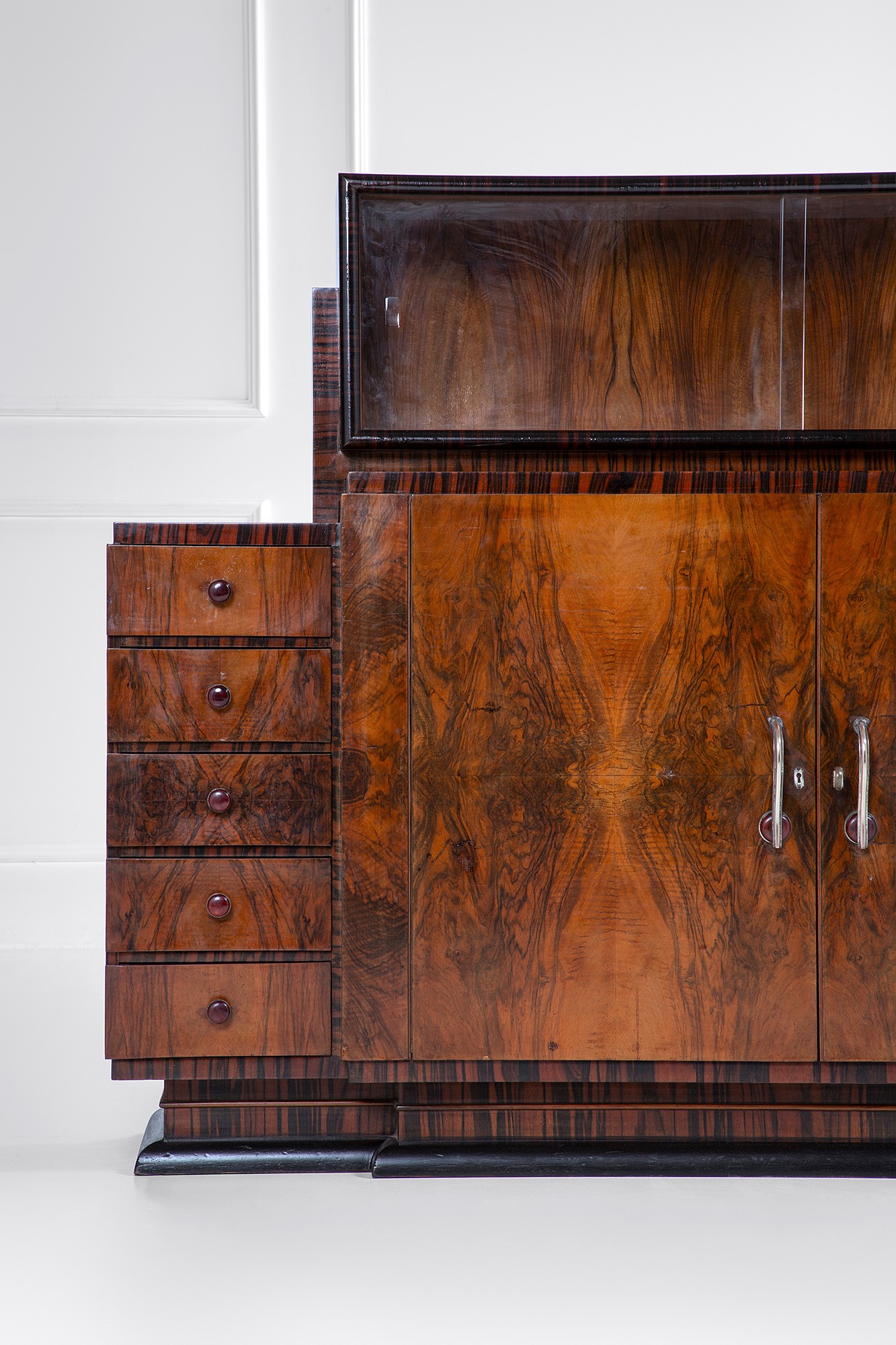 Gaetano Borsani (attr.) - Grande credenza con alzata