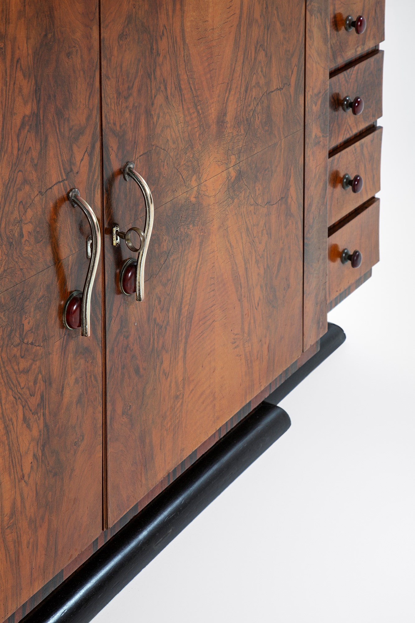Gaetano Borsani (attr.) - Grande credenza con alzata