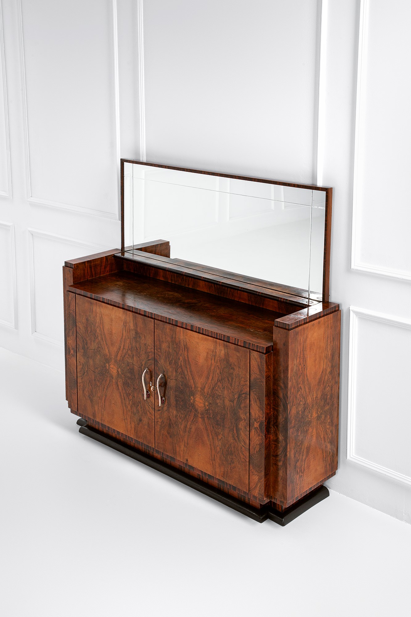 Gaetano Borsani (attr.) - Grande credenza con specchiera (1930 ca.)