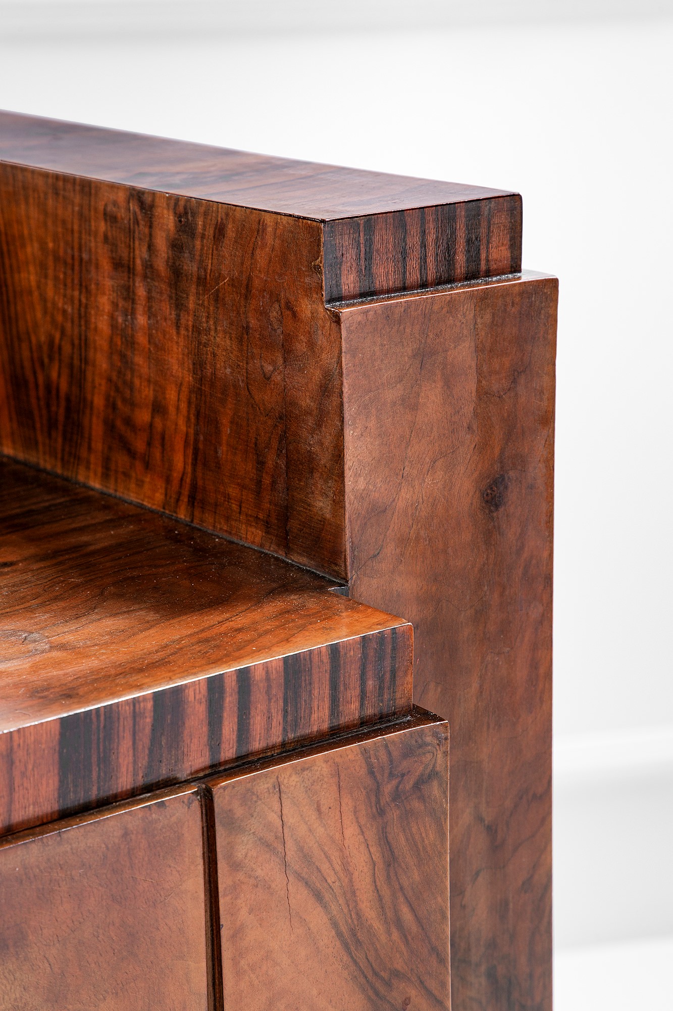 Gaetano Borsani (attr.) - Grande credenza con specchiera (1930 ca.)