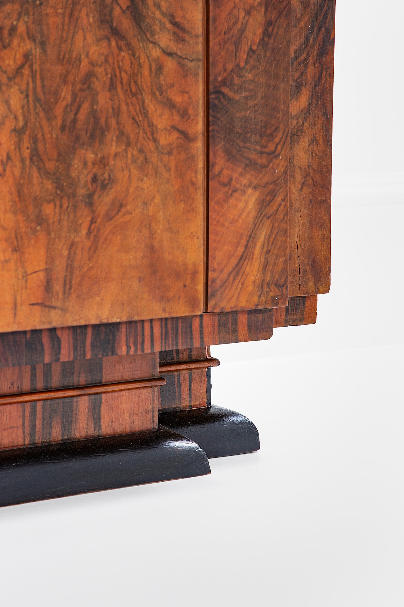 Gaetano Borsani (attr.) - Grande credenza con specchiera (1930 ca.)