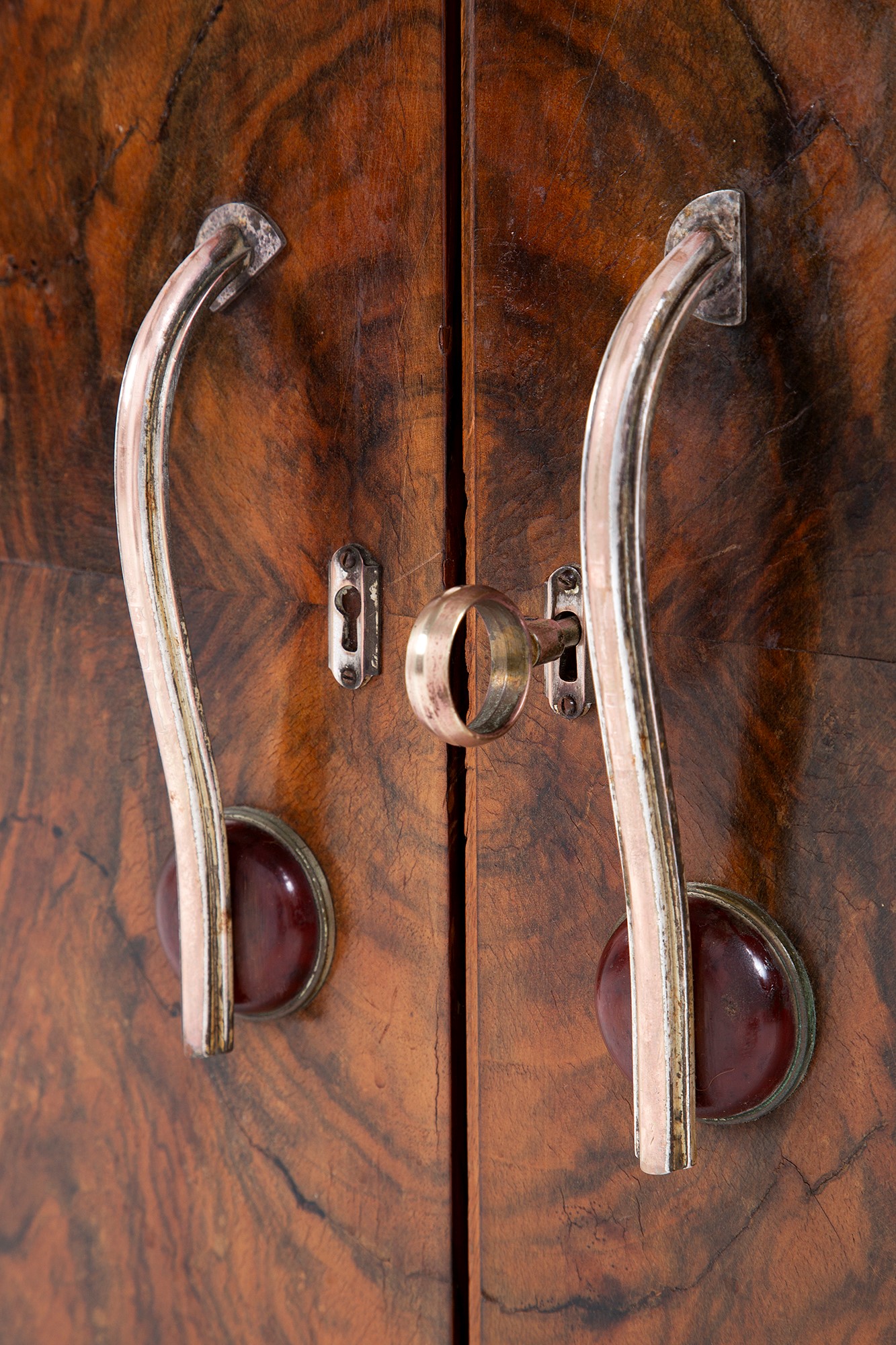 Gaetano Borsani (attr.) - Grande credenza con specchiera (1930 ca.)