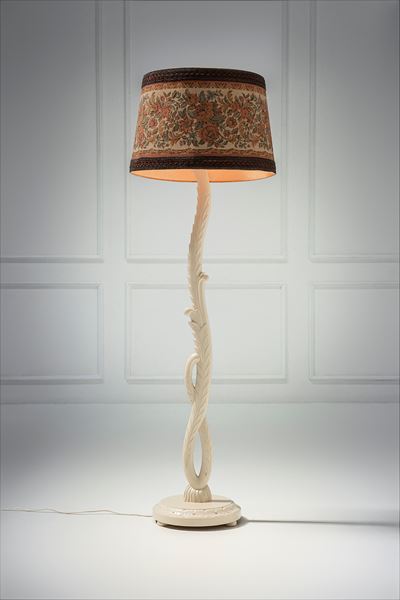 Lampada da terra in legno scolpito a guisa di foglie