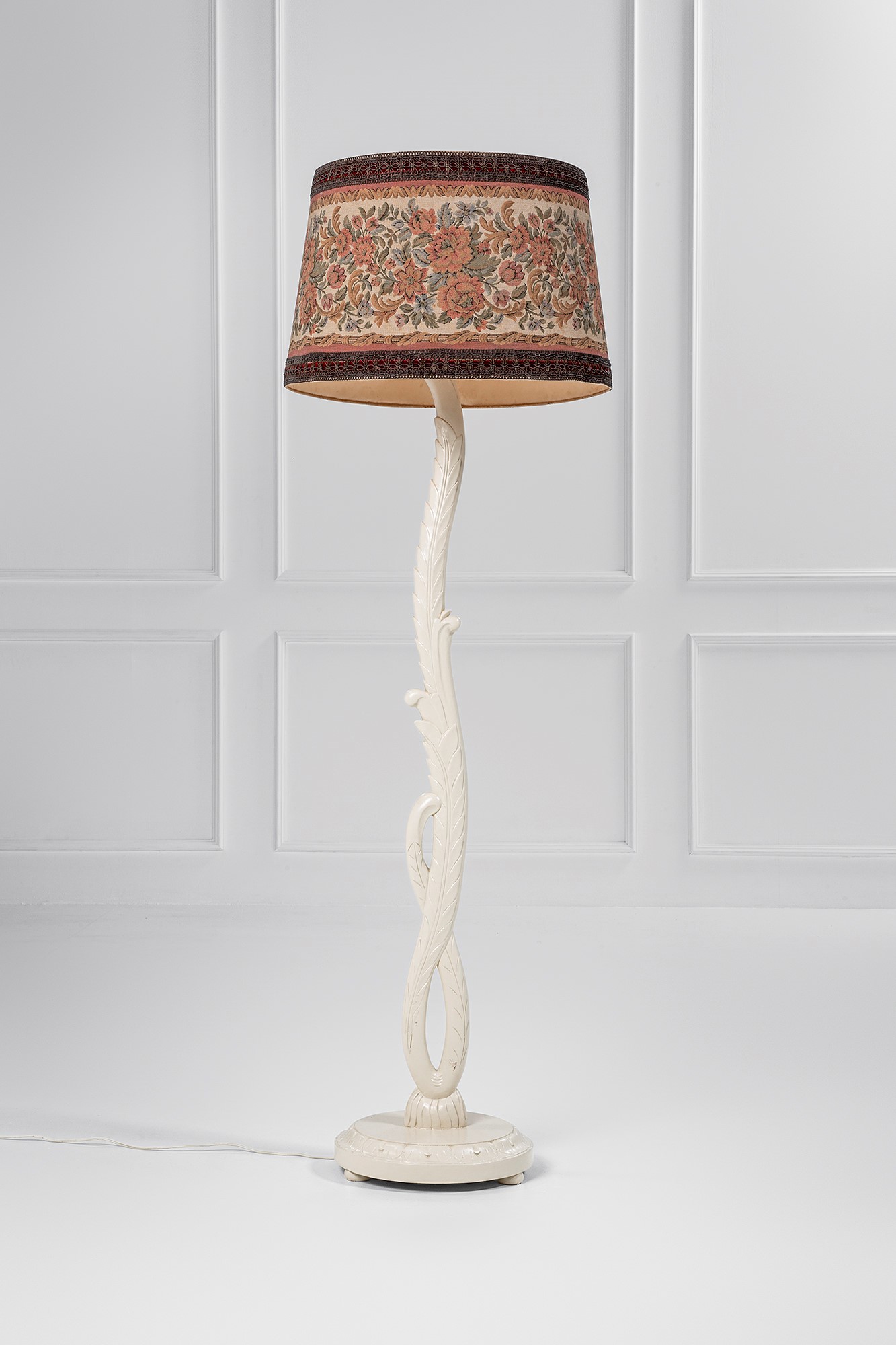Giovanni Gariboldi (attr.) - Lampada da terra in legno scolpito a guisa di foglie