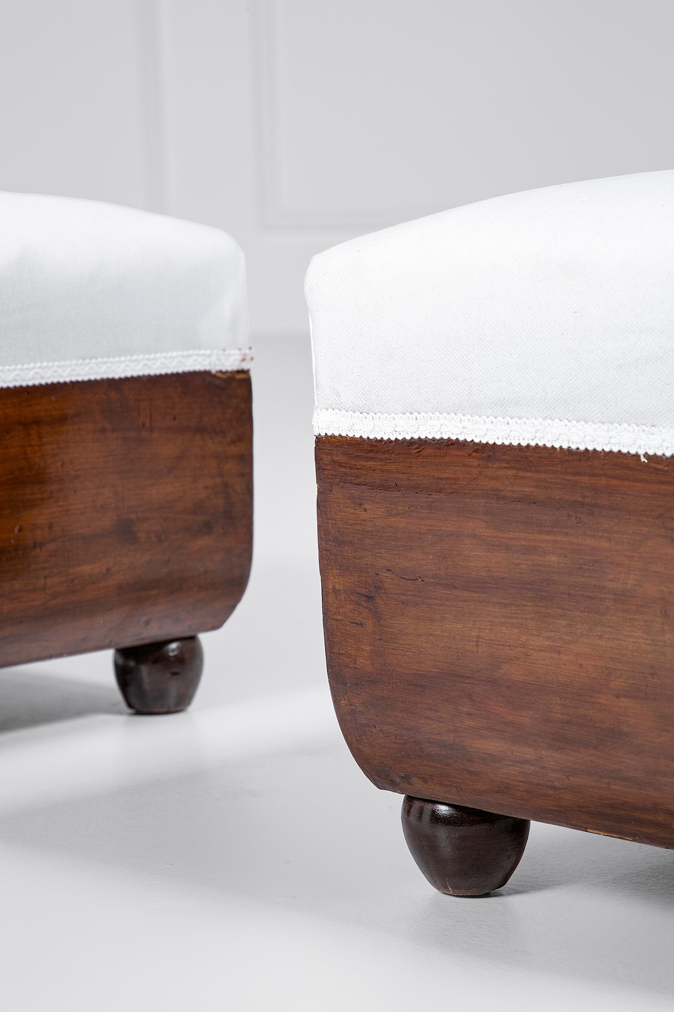 Pouf d’arredo déco, legno massello tinto e tessuto (1930 ca.)