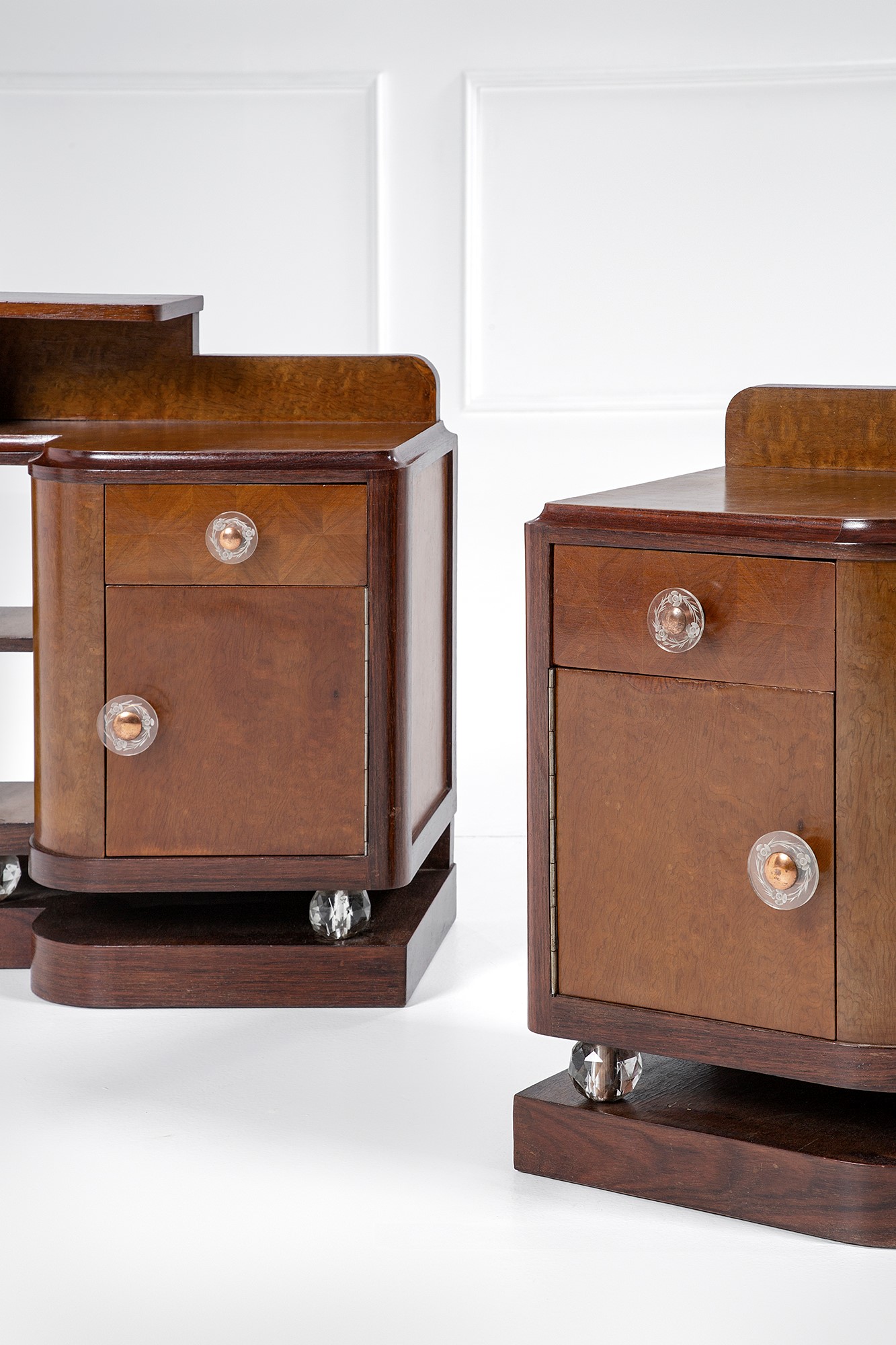 Comodini in stile déco, coppia, legno impiallacciato con vetro inciso e cristallo sfaccettato (ci...