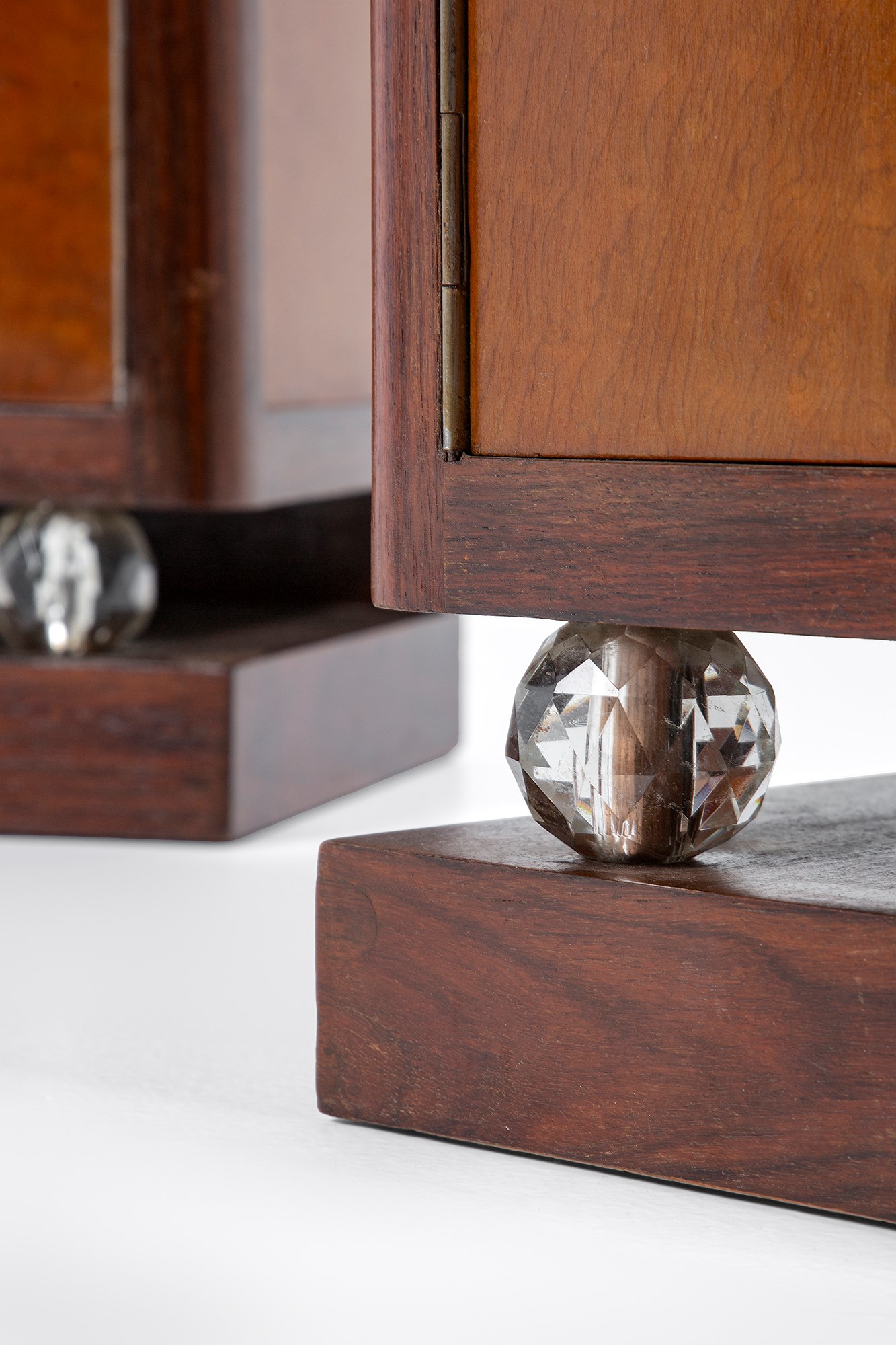 Comodini in stile déco, coppia, legno impiallacciato con vetro inciso e cristallo sfaccettato (ci...
