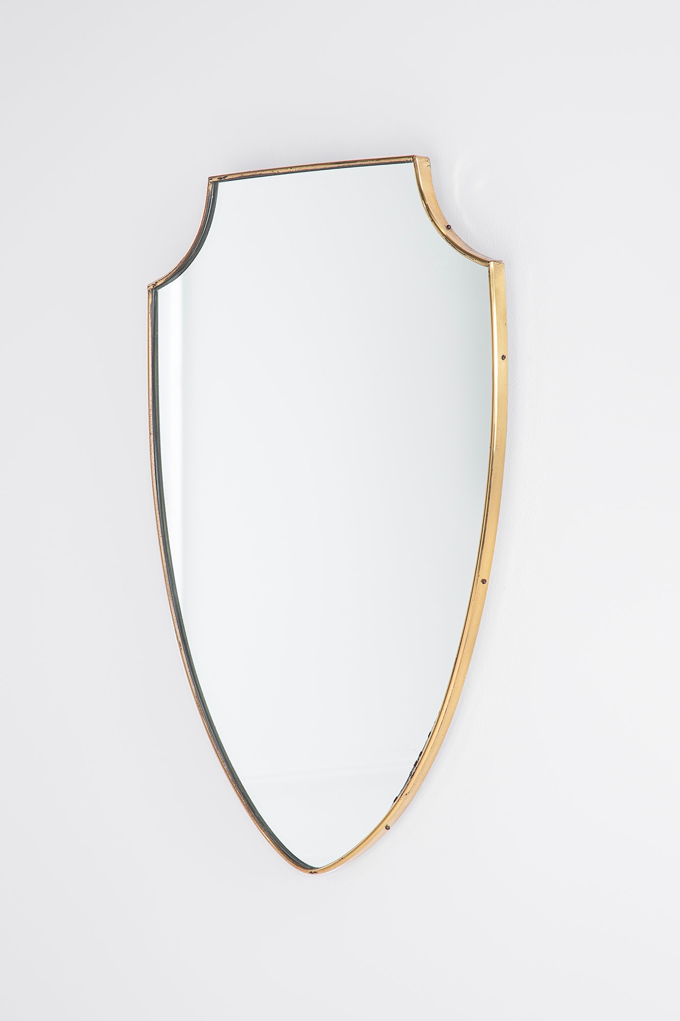 Specchio da parete a scudo, cornice in ottone lucido e vetro specchiato (ca. 1950)