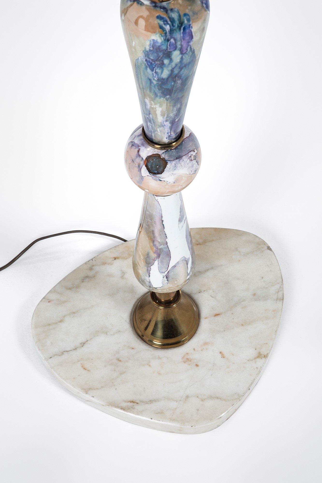 Lampada da terra, ottone, marmo e ceramica policroma invetriata