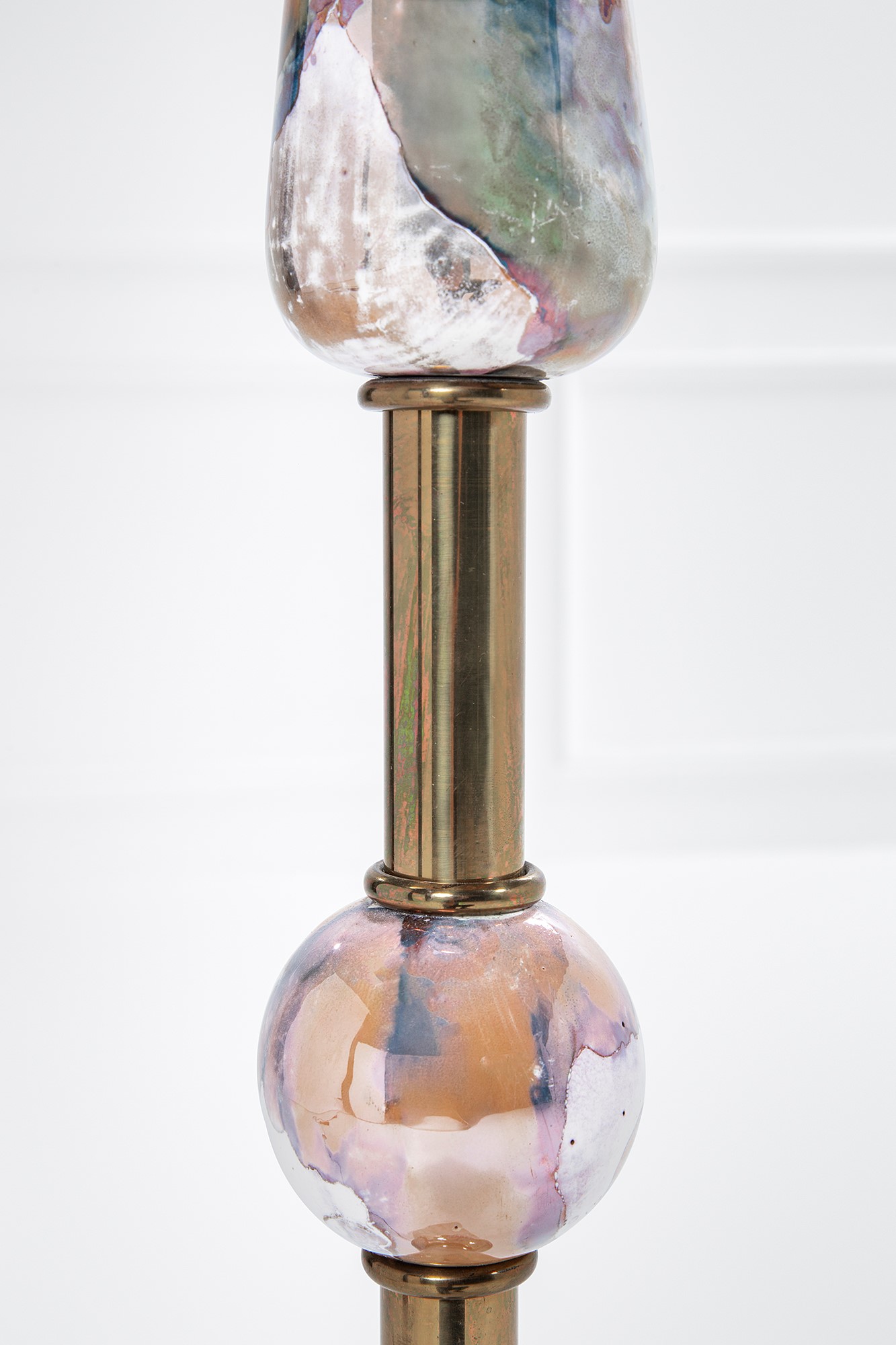 Lampada da terra, ottone, marmo e ceramica policroma invetriata