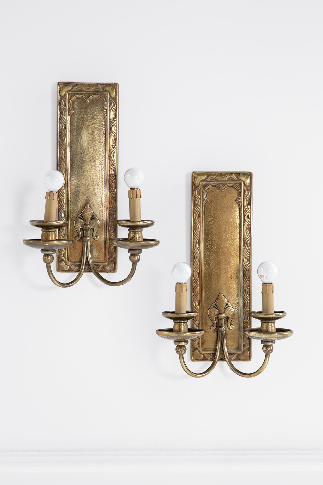 Art Nouveau, Coppia di lampade da parete in fusione di bronzo con decoro vegetale