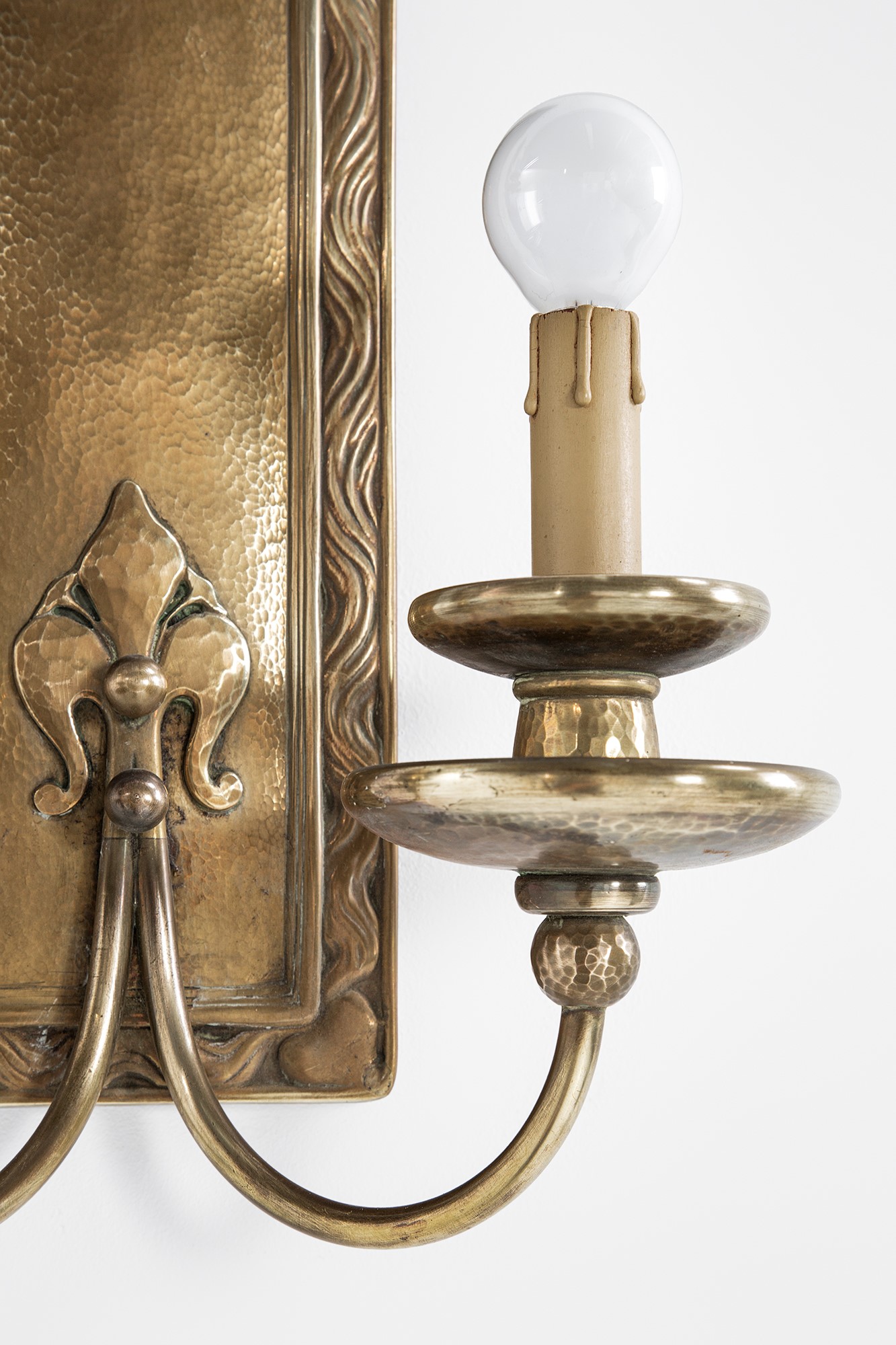 Art Nouveau, Coppia di lampade da parete in fusione di bronzo con decoro vegetale