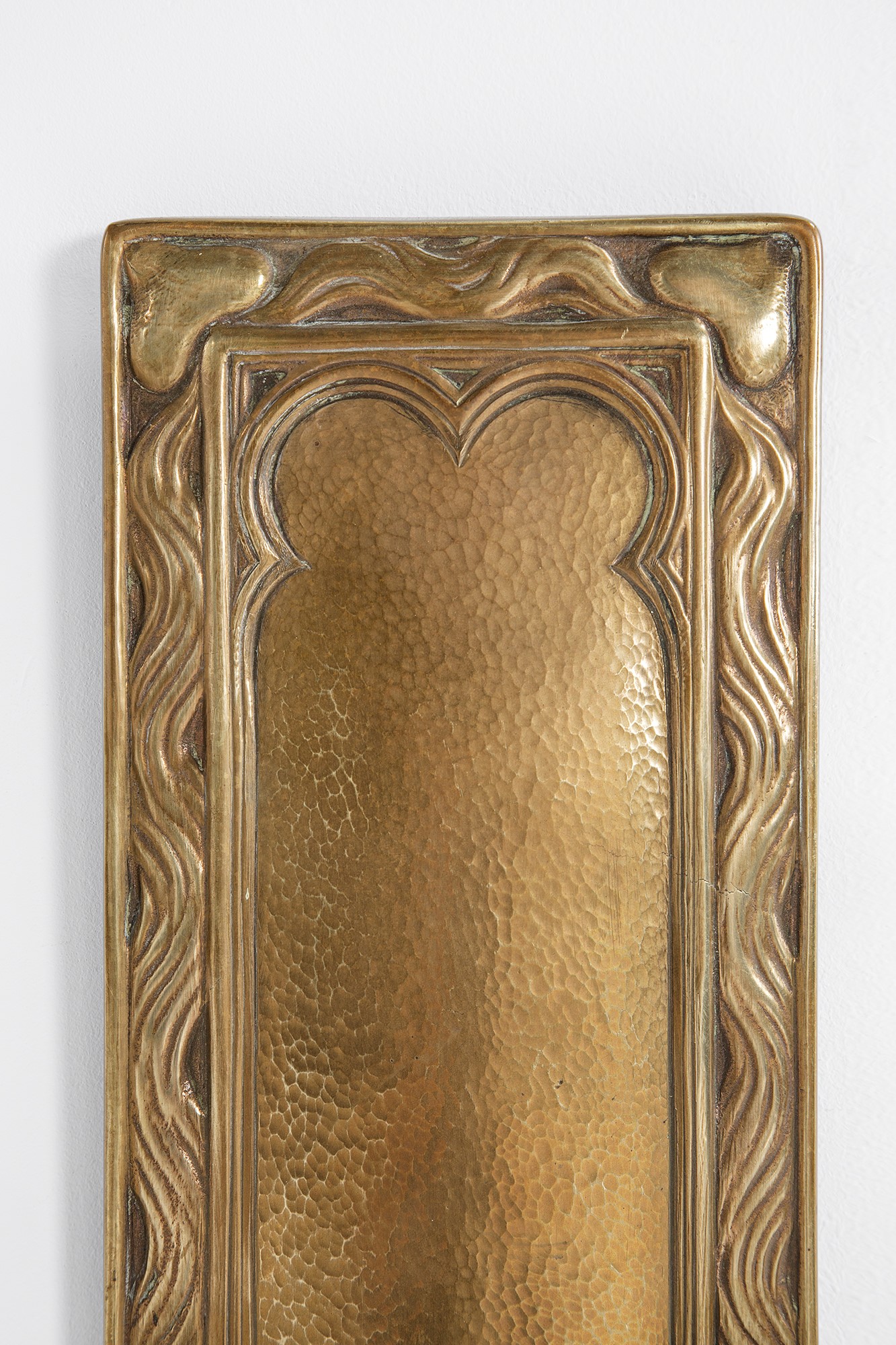 Art Nouveau, Coppia di lampade da parete in fusione di bronzo con decoro vegetale