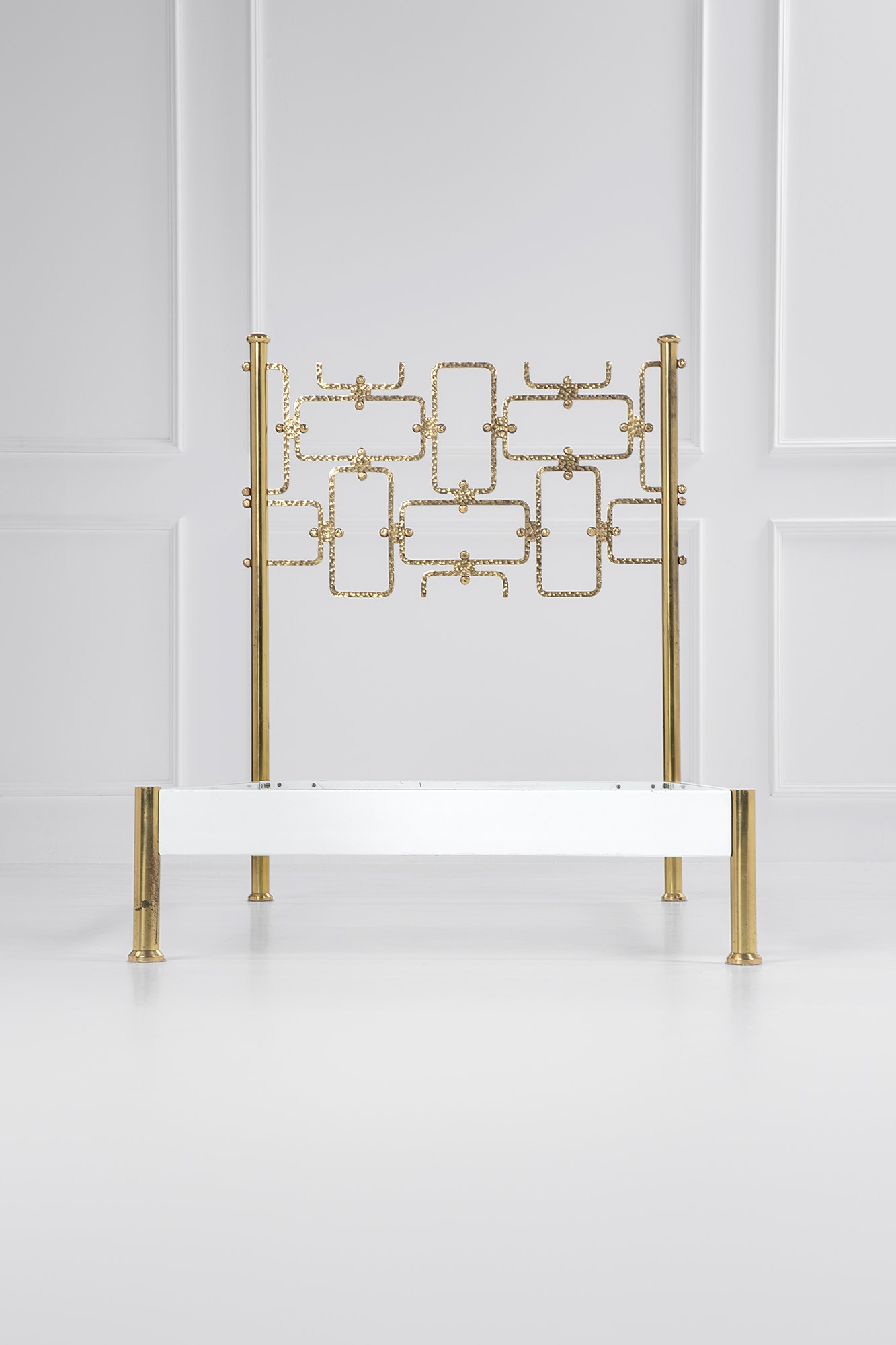 Osvaldo Borsani - Daybed (profilo in ottone, elementi in ottone martellato)