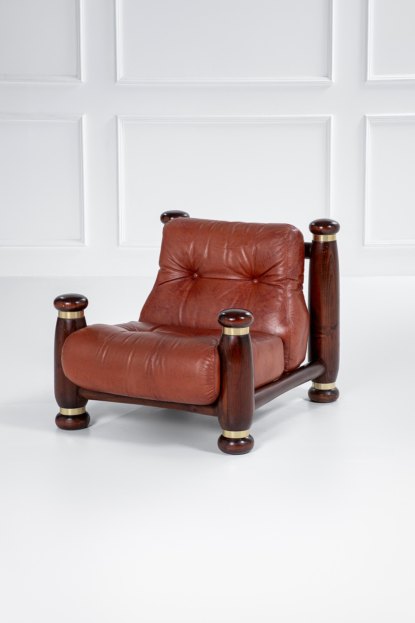 Due poltrone, legno massello tornito, pelle e ottone, Brasile, circa 1960