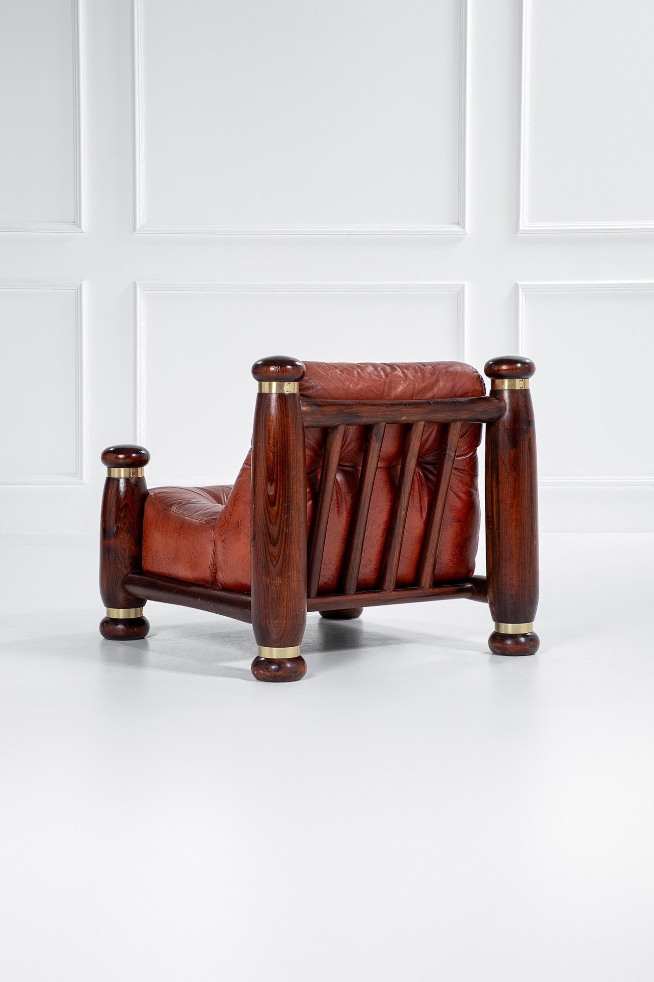 Due poltrone, legno massello tornito, pelle e ottone, Brasile, circa 1960