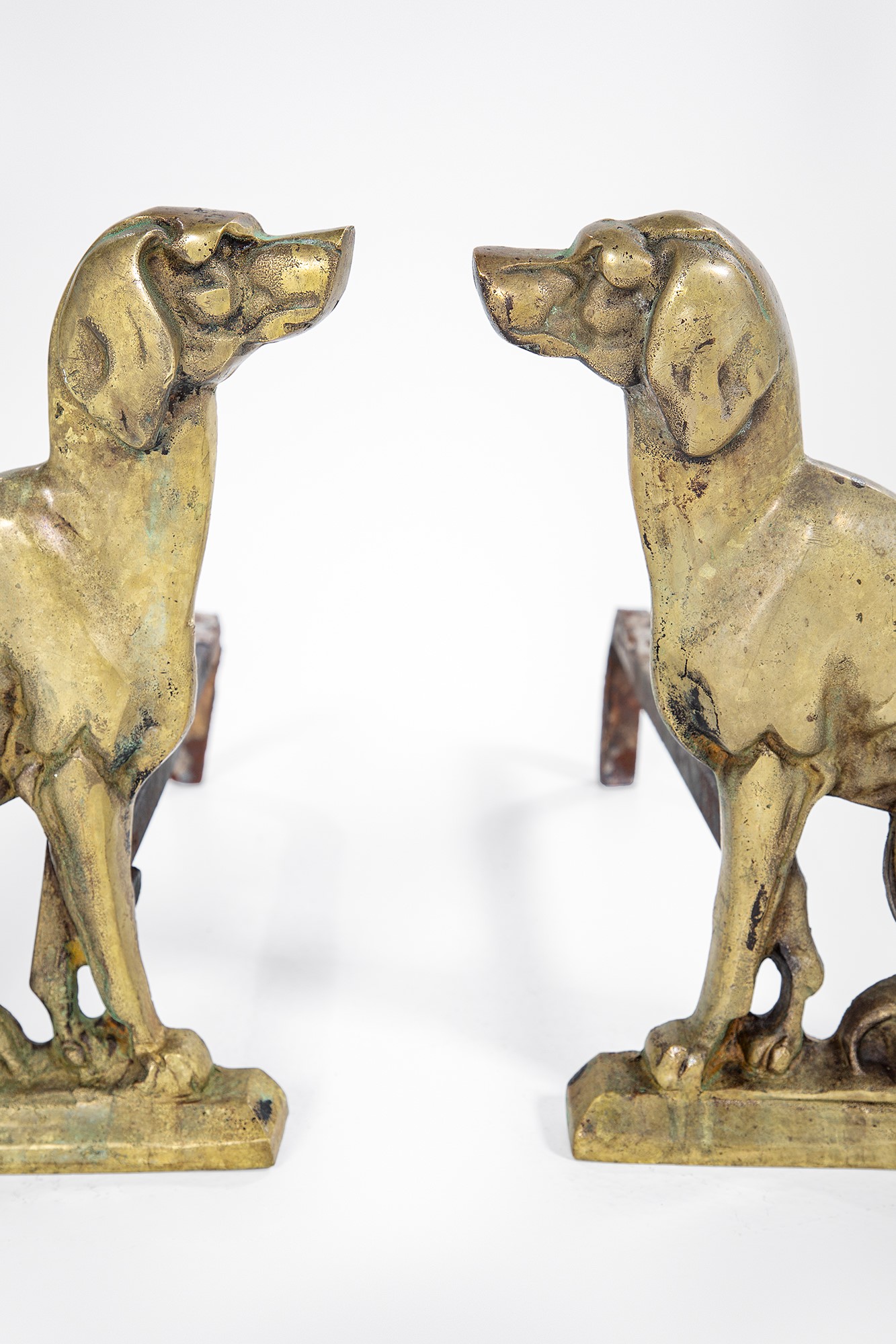 Due alari a guisa di cane, fusione in ottone e ferro battuto (c. 1960)