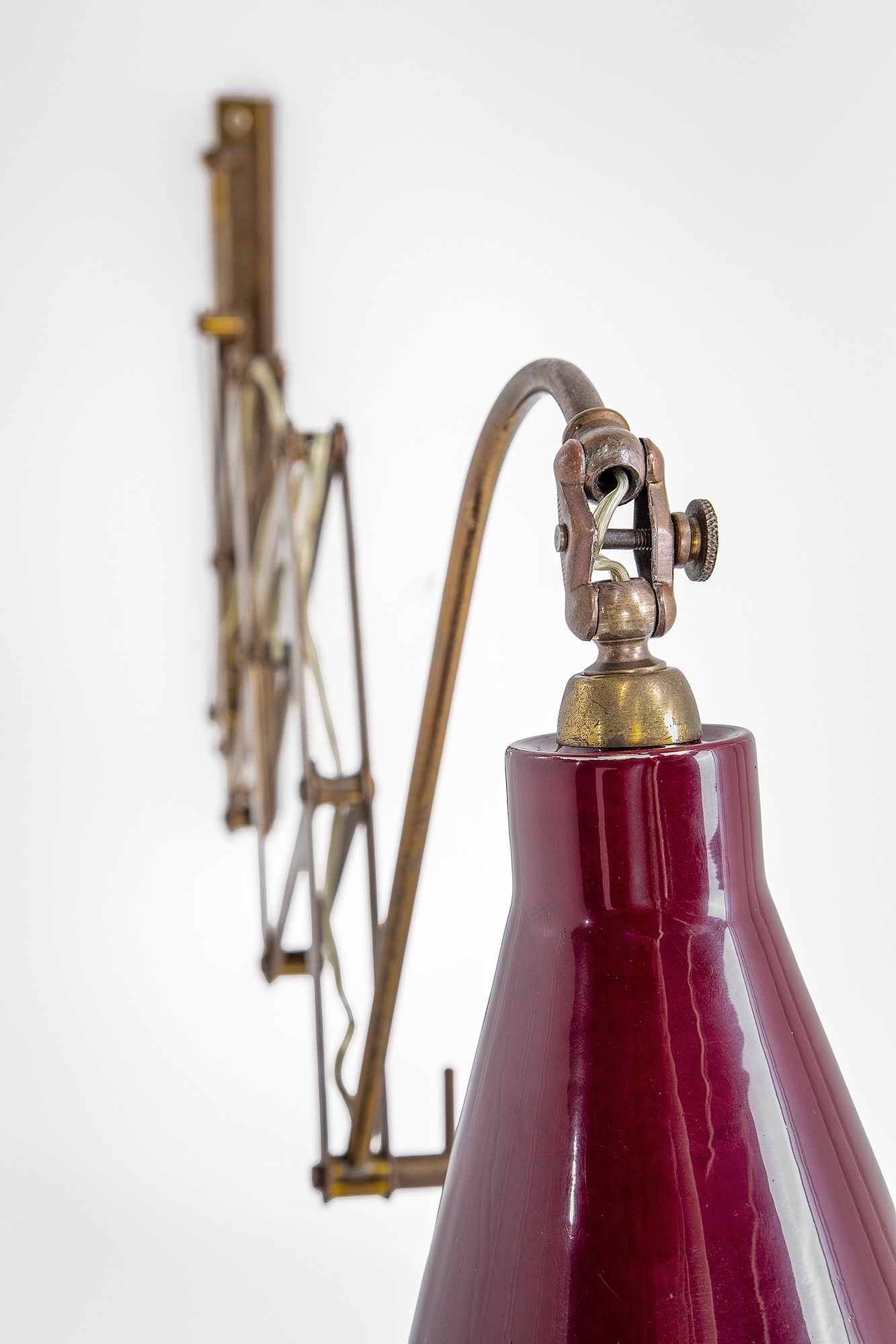 Lampada da parete a pantografo, metallo verniciato e ottone, circa 1950