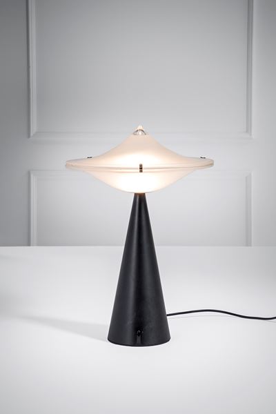 Lampada da tavolo “Alien”, metallo verniciato e vetro satinato