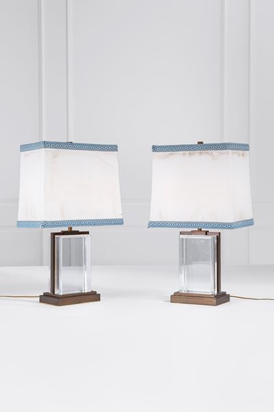 Due lampade da tavolo, ottone, metacrilato trasparente e tessuto, anni 1970 circa