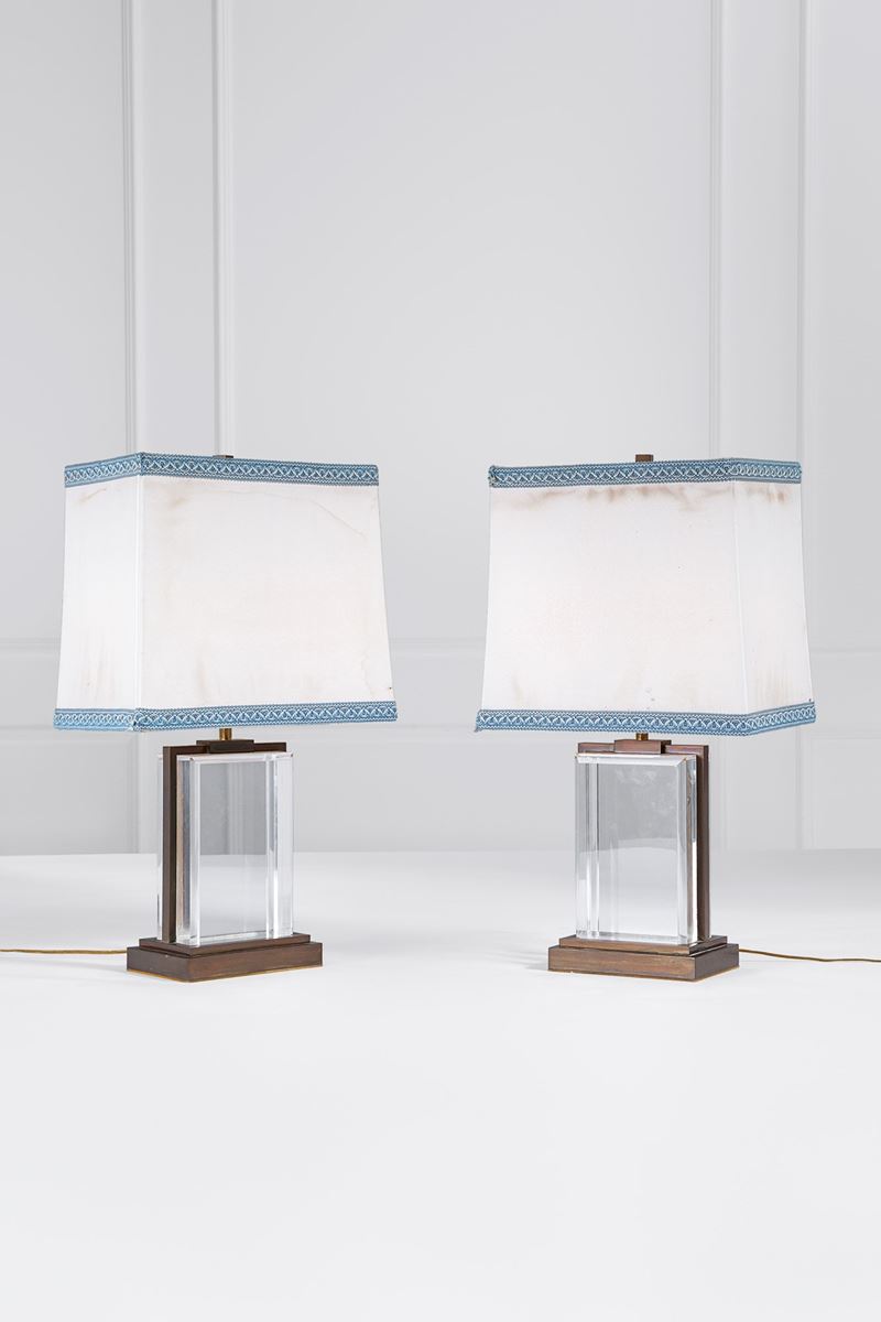 Due lampade da tavolo, ottone, metacrilato trasparente e tessuto, anni 1970 circa