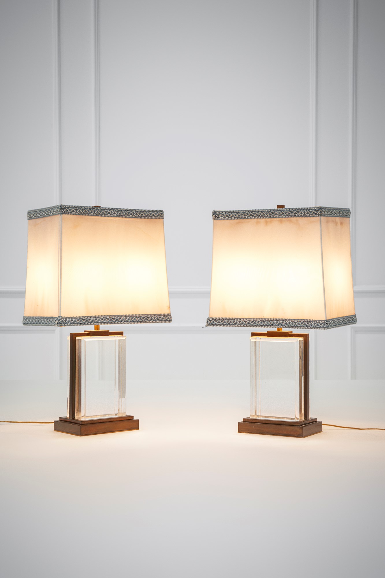 Due lampade da tavolo, ottone, metacrilato trasparente e tessuto, anni 1970 circa