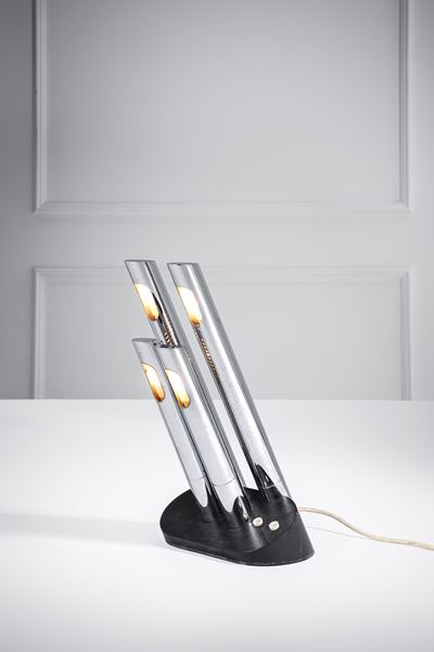 Lampada da tavolo in metallo cromato e verniciato (produzione anni ’70 ca.)