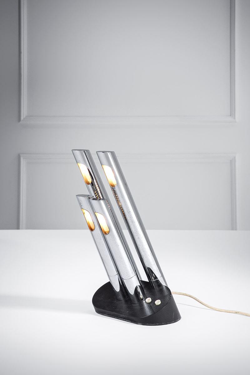 Luci - Lampada da tavolo in metallo cromato e verniciato (produzione anni ’70 ca.)