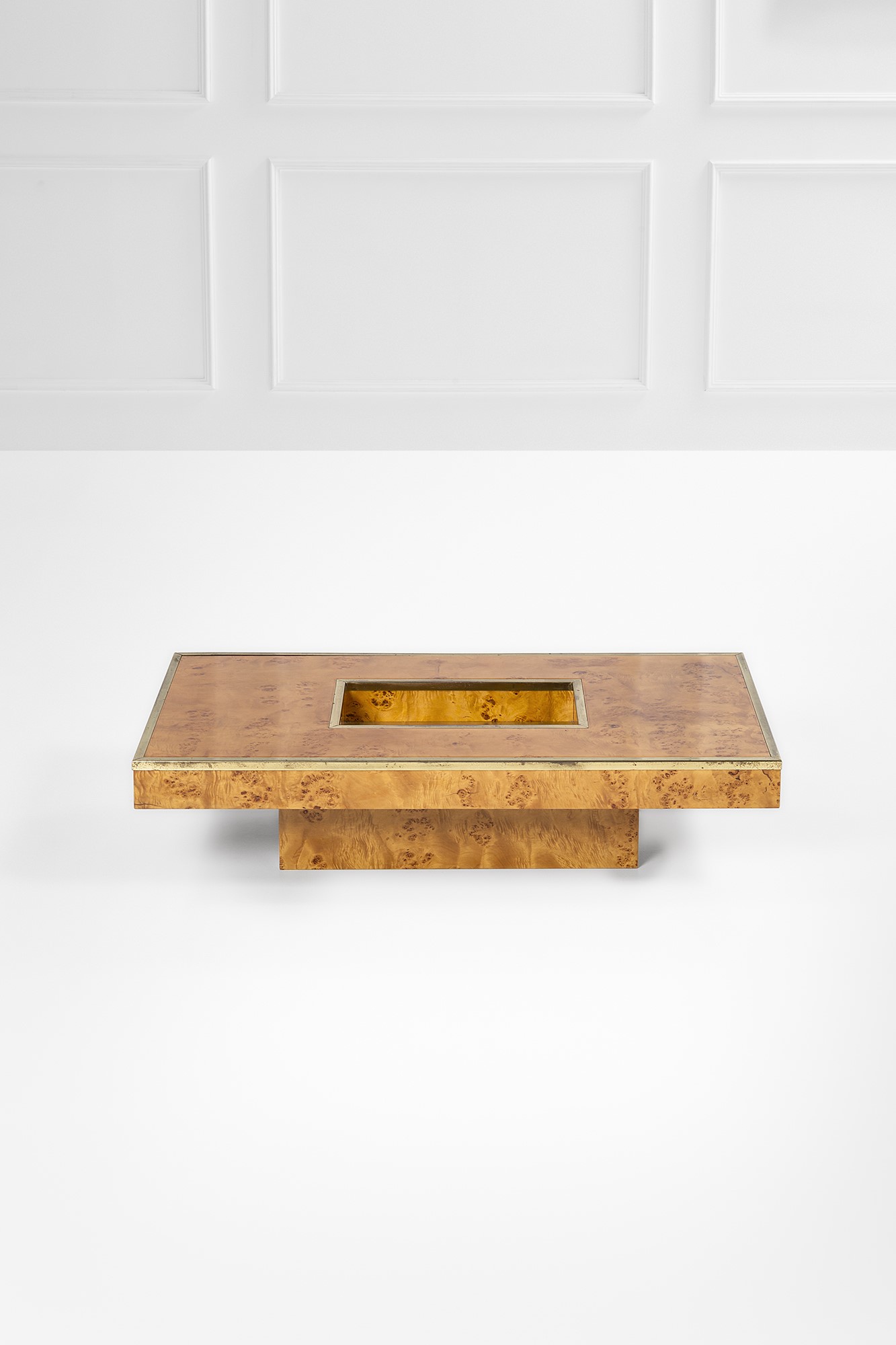 Tavolo basso in ottone e legno lastronato in radica, anni ’70 circa