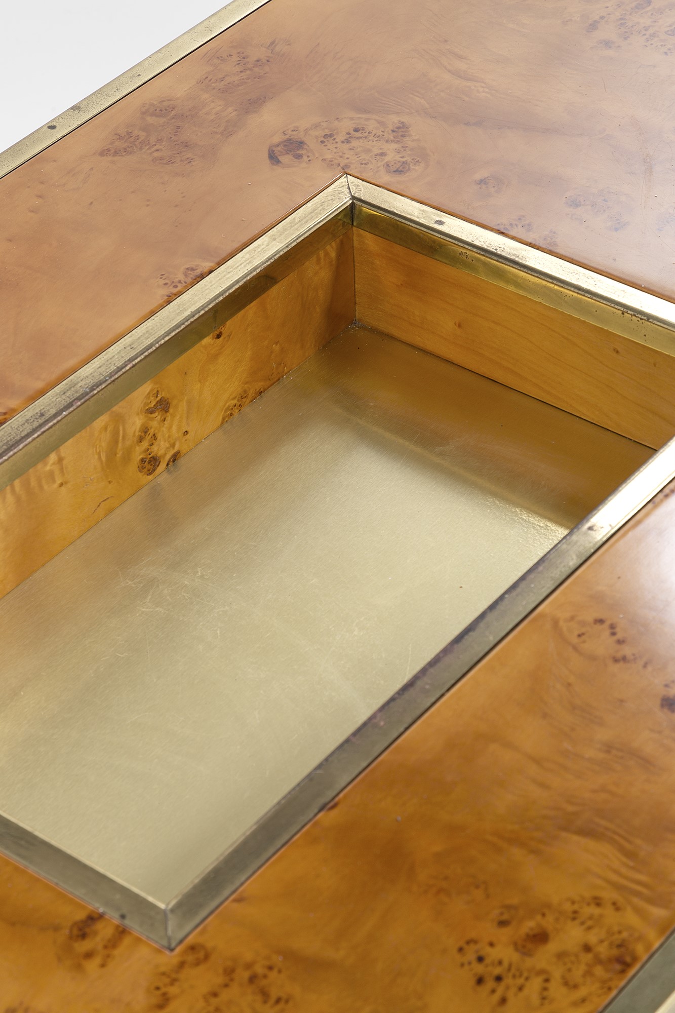 Tavolo basso in ottone e legno lastronato in radica, anni ’70 circa