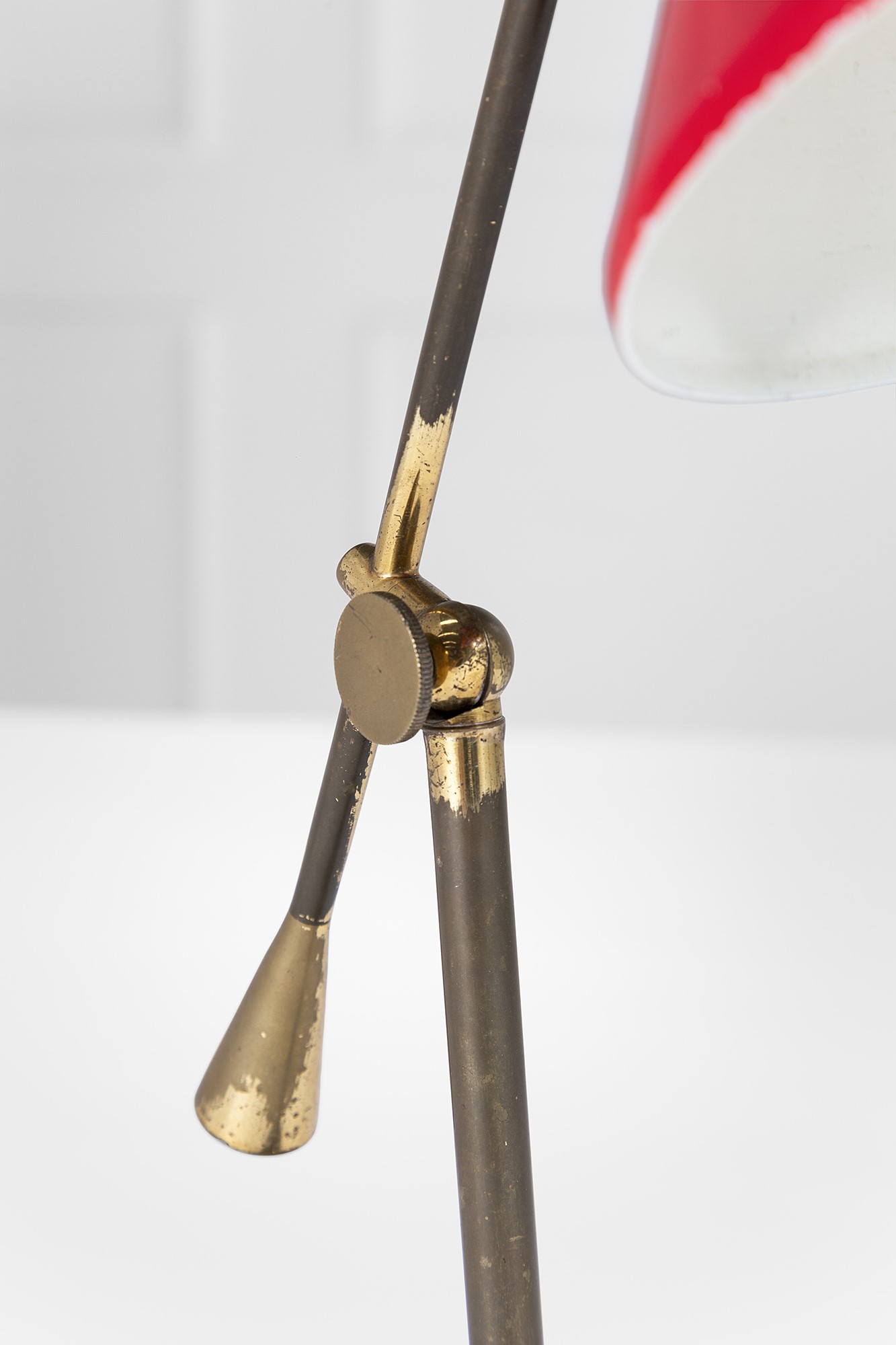 Lampada da tavolo, metallo verniciato, ottone e marmo (ca. 1950)