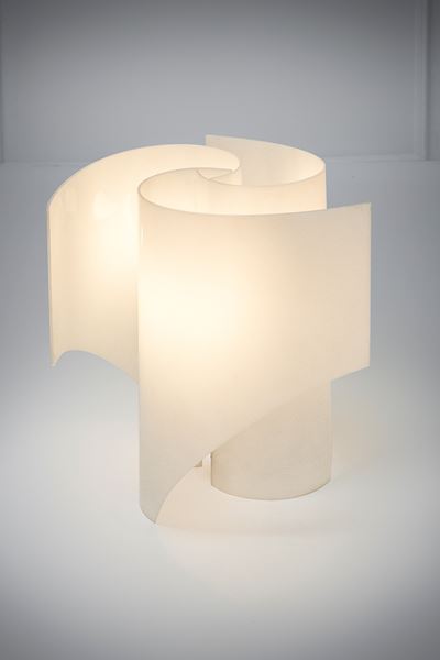 Lampada da tavolo modello Anemone in metacrilato opalino curvato