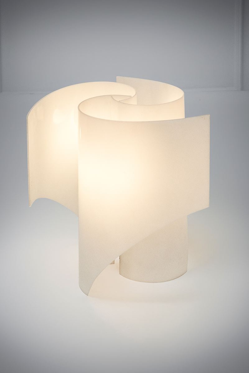 Luigi Padova, Piero Bocci - Lampada da tavolo modello Anemone in metacrilato opalino curvato