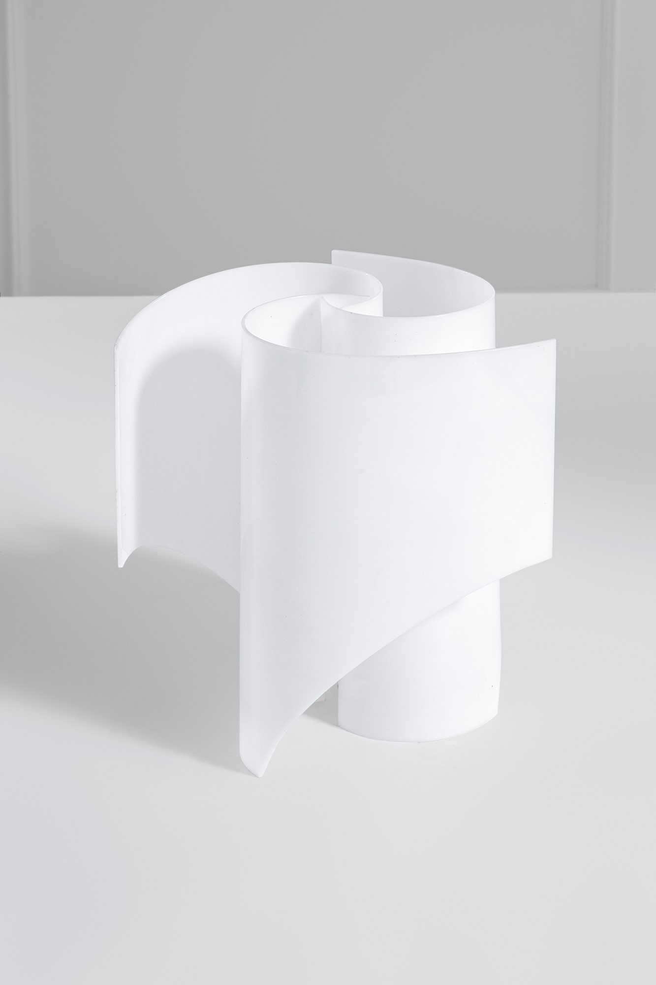 Luigi Padova, Piero Bocci - Lampada da tavolo modello Anemone in metacrilato opalino curvato