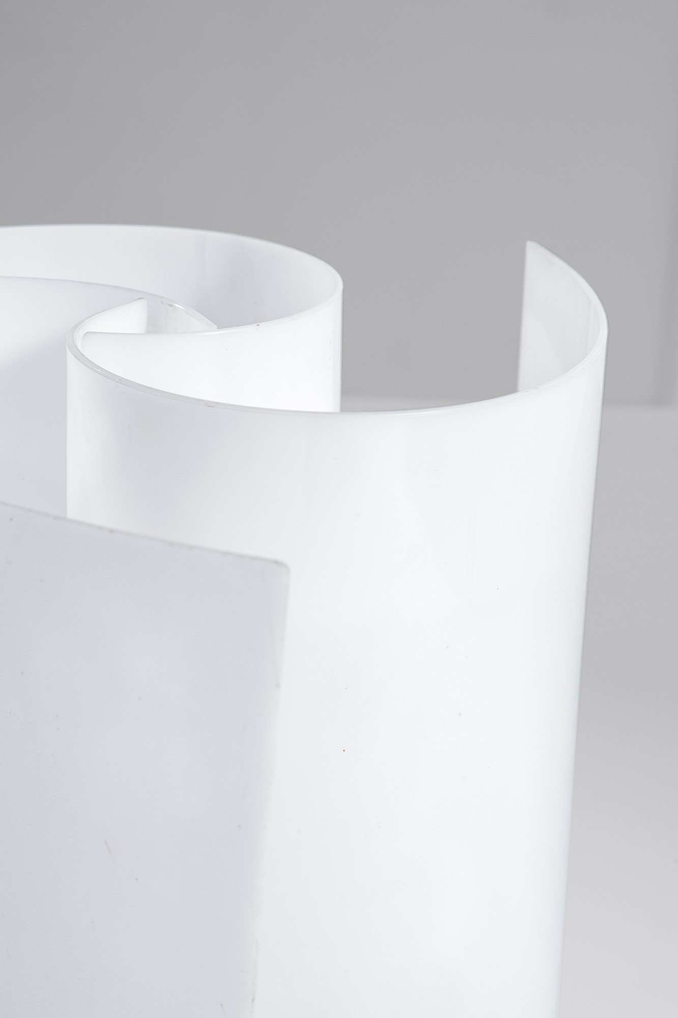Luigi Padova, Piero Bocci - Lampada da tavolo modello Anemone in metacrilato opalino curvato