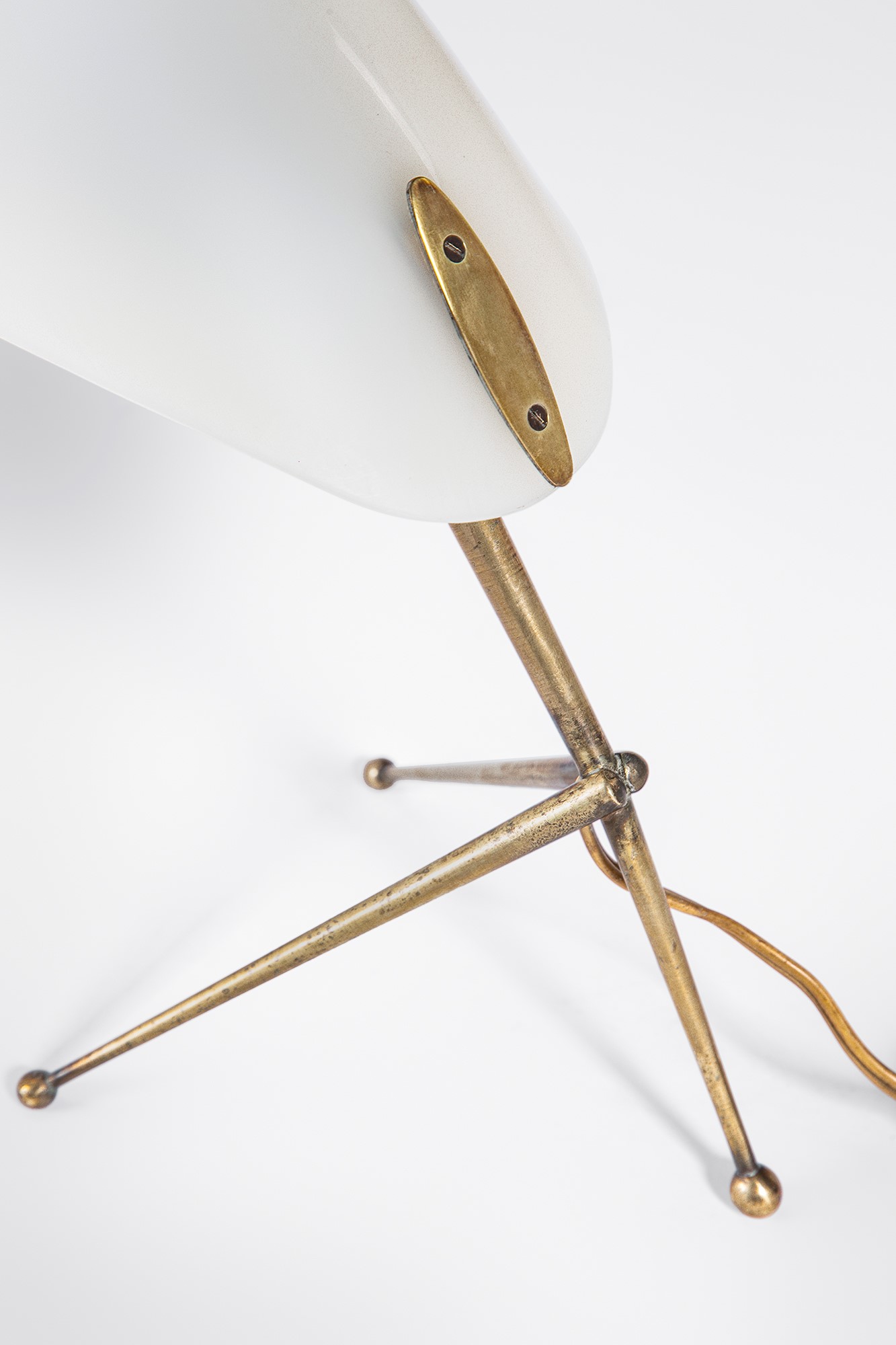 Lampada da tavolo, ottone e metacrilato opalino (circa 1950)