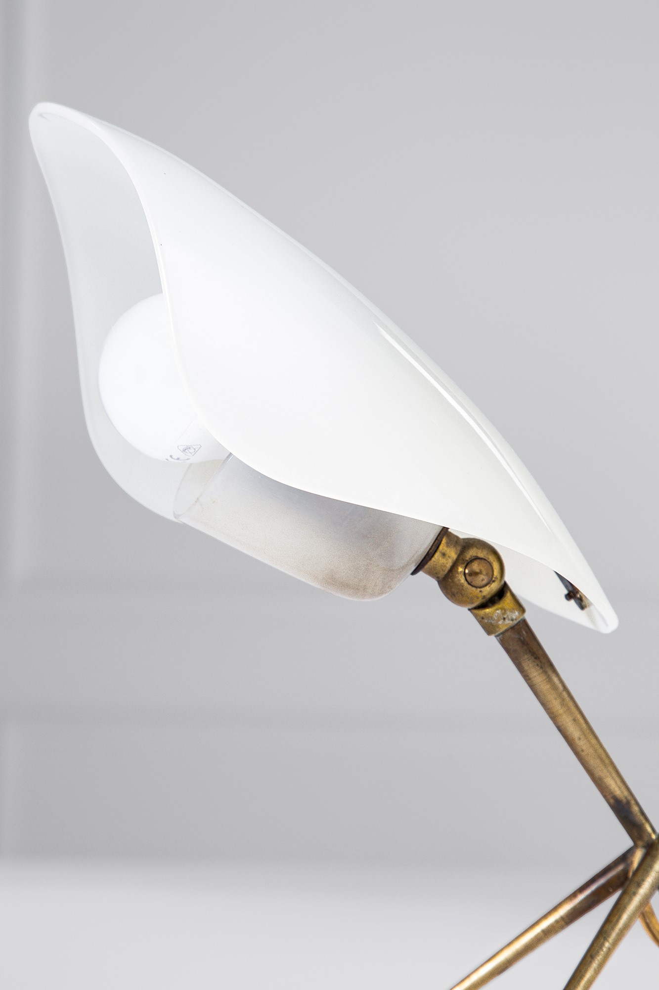 Lampada da tavolo, ottone e metacrilato opalino (circa 1950)