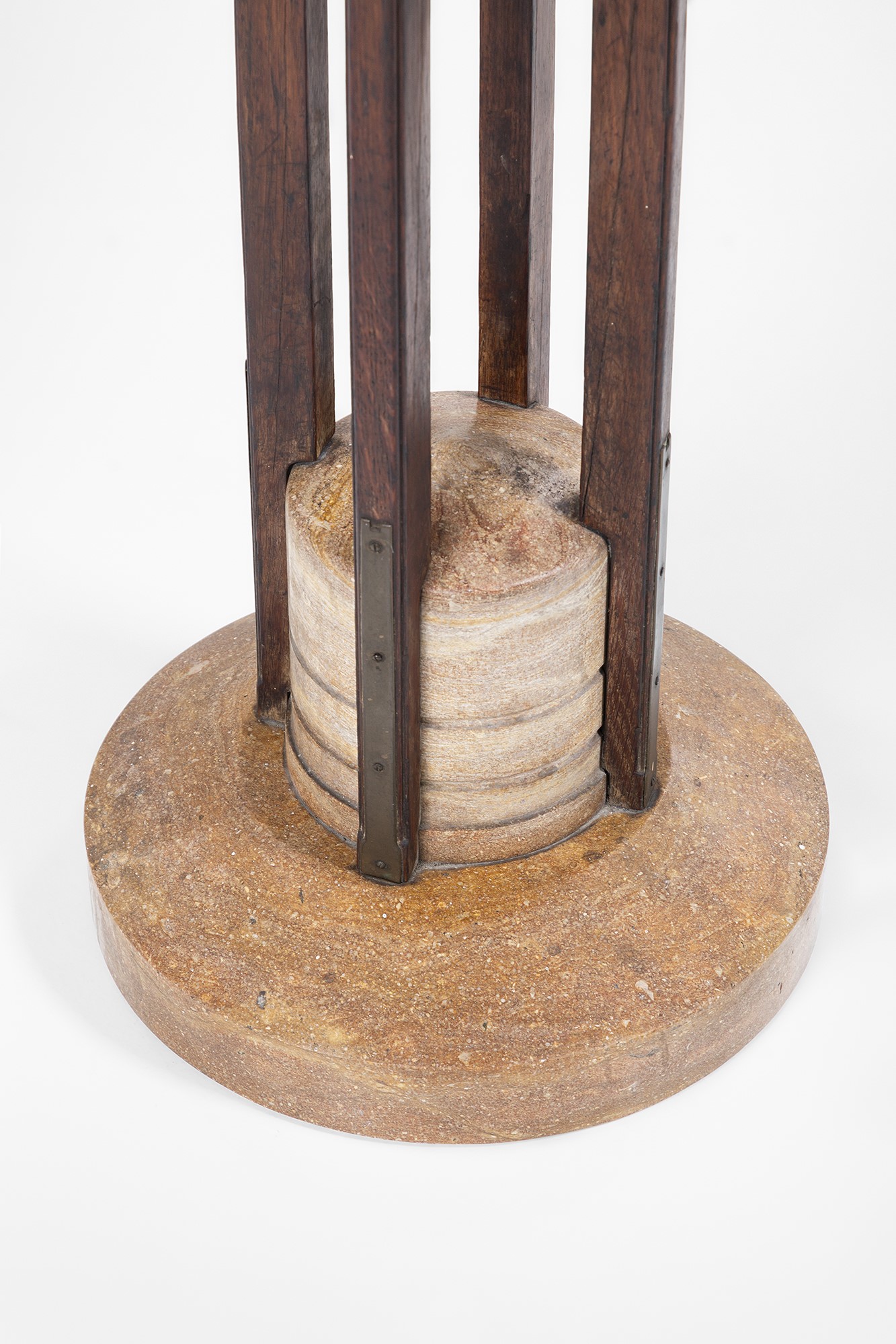 Guéridon, tavolino d’appoggio in travertino, legno massello e ottone (circa 1940)