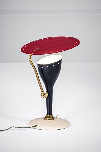 Lampada da tavolo con paralume orientabile, metallo traforato verniciato e ottone, anni 1950 circ...