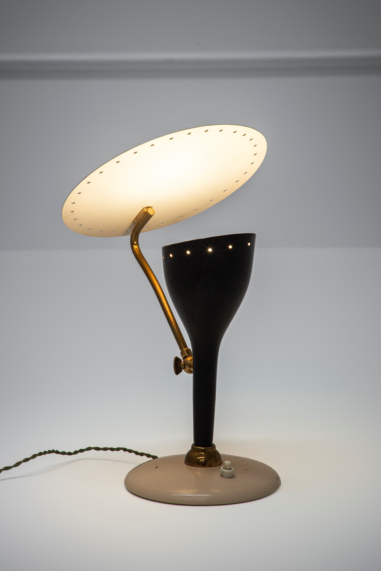 Lampada da tavolo con paralume orientabile, metallo traforato verniciato e ottone, anni 1950 circ...