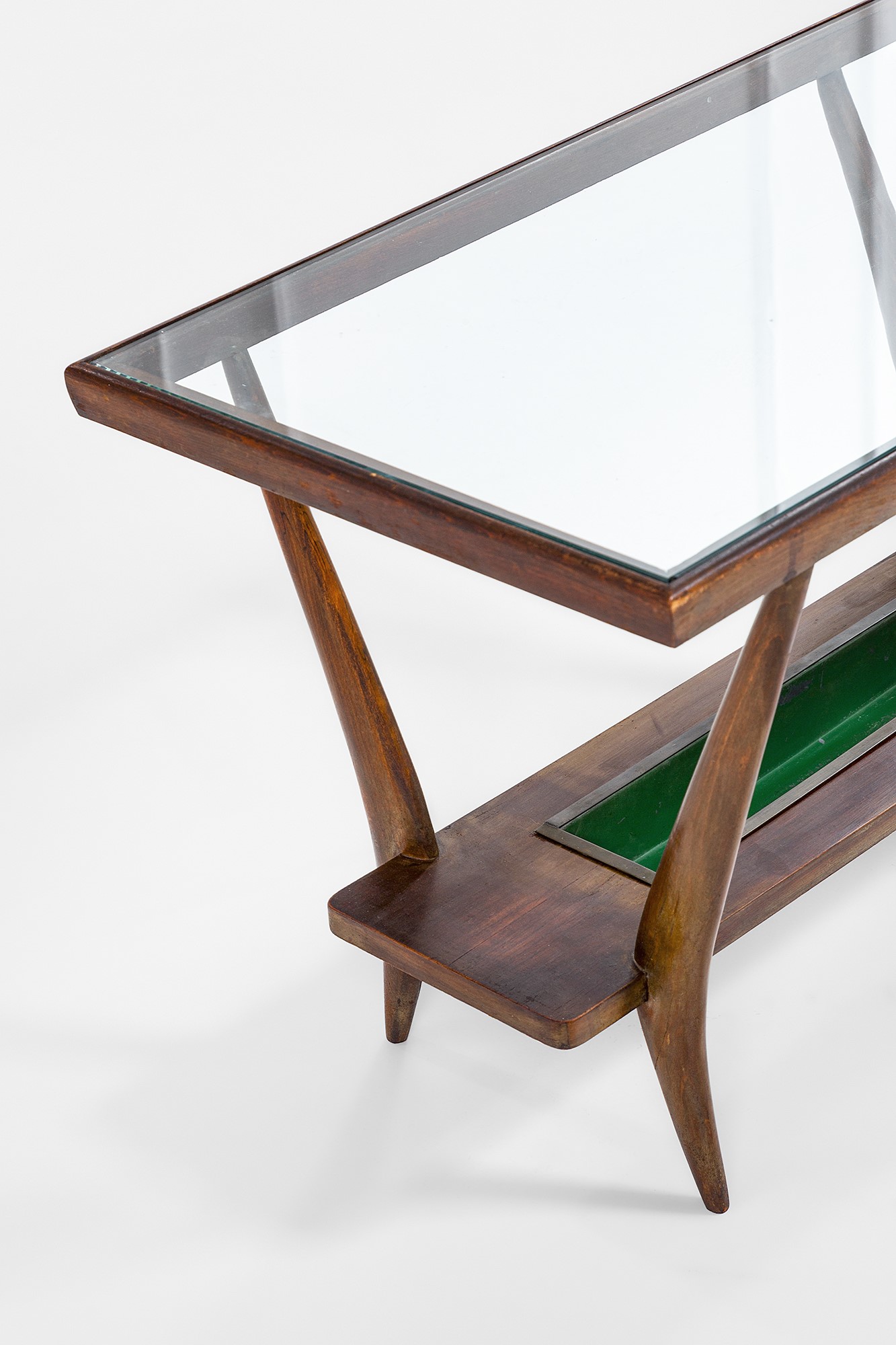 Tavolino a due piani, legno massello sagomato e cristallo (ca. 1950)