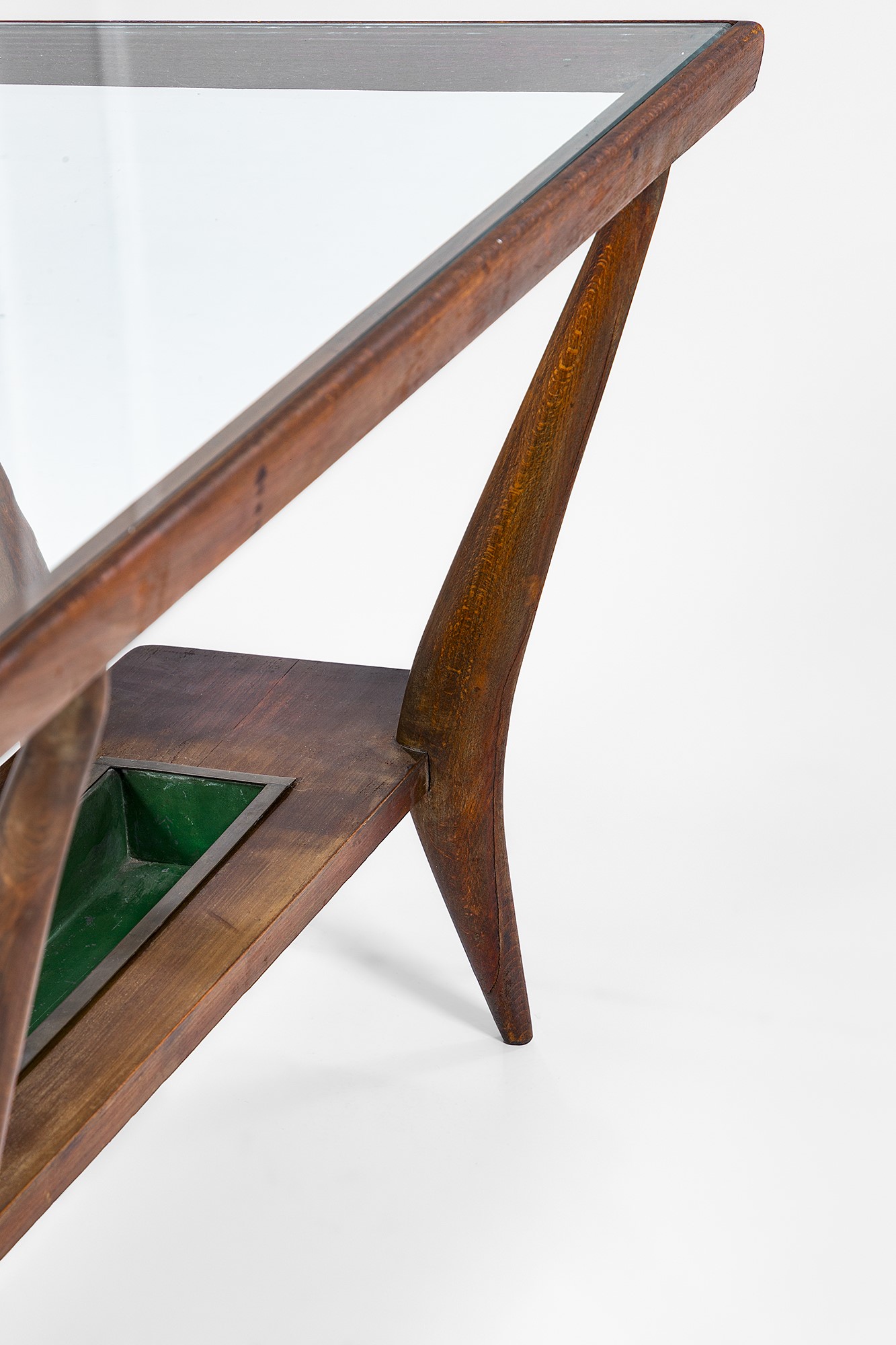 Tavolino a due piani, legno massello sagomato e cristallo (ca. 1950)