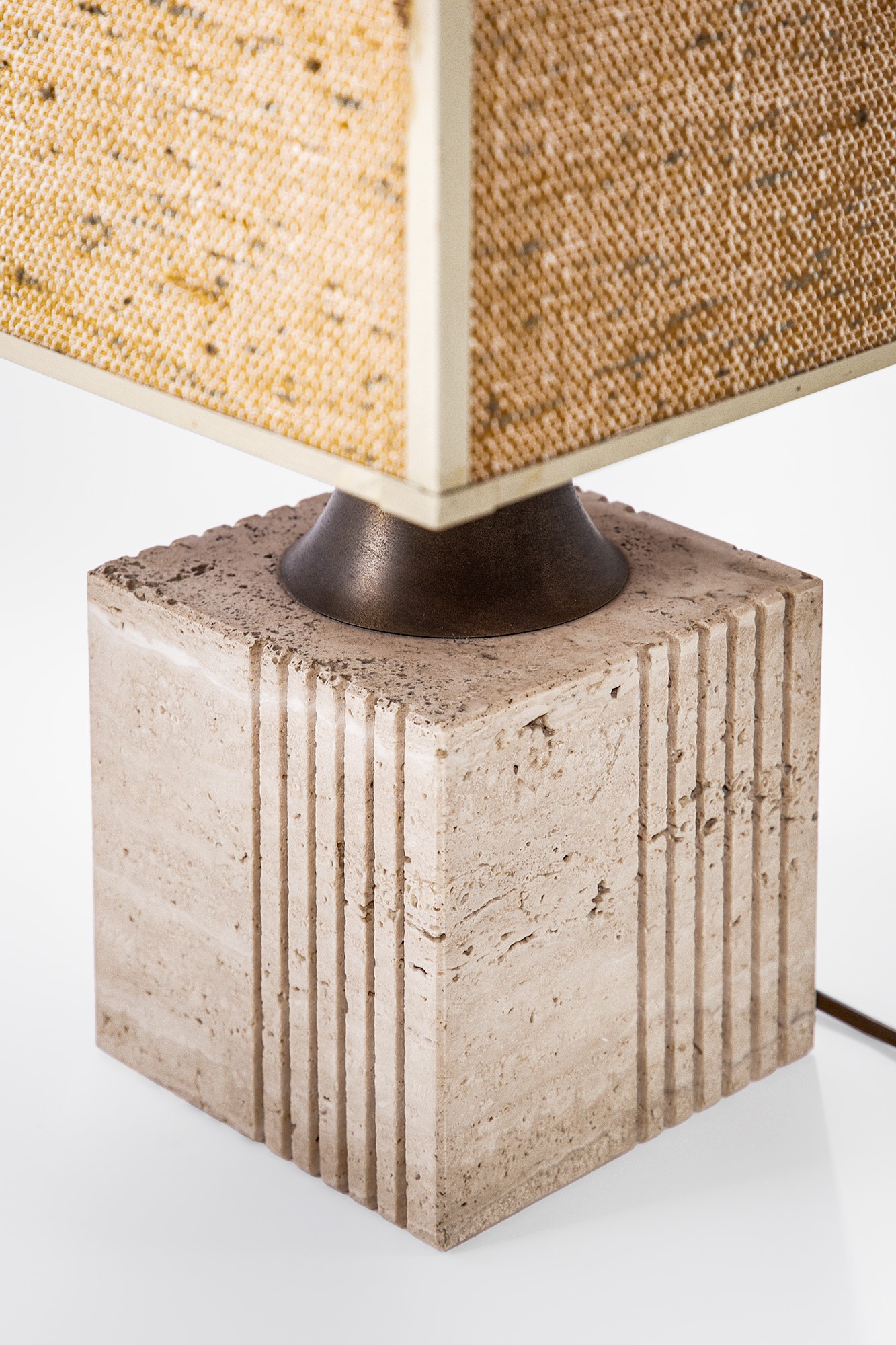 Set di tre lampade da tavolo, travertino, ottone e tessuto, circa 1970
