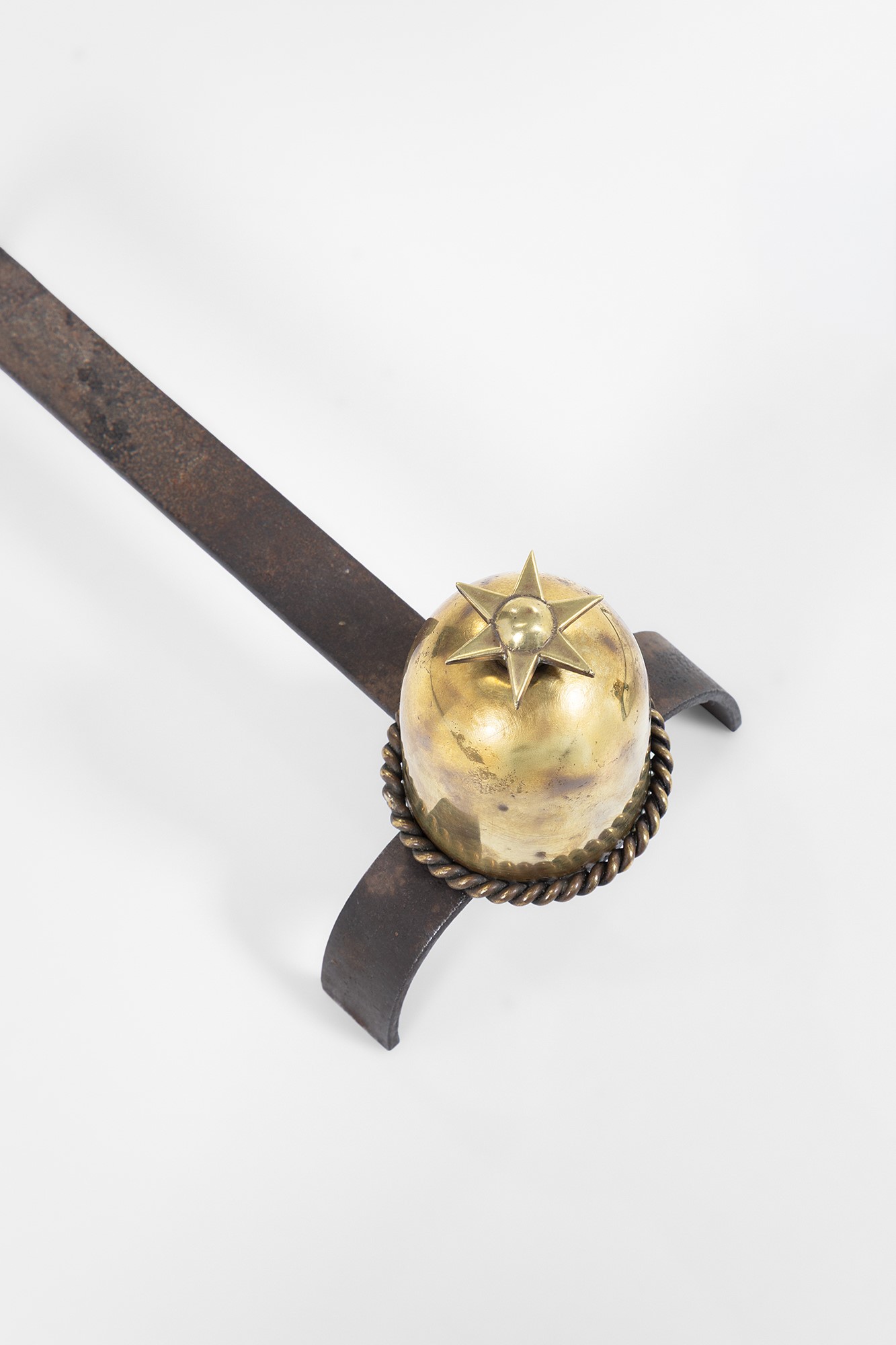 Oggetti decorativi d’interni, Due alari in ottone lucido e ferro battuto (circa 1940)