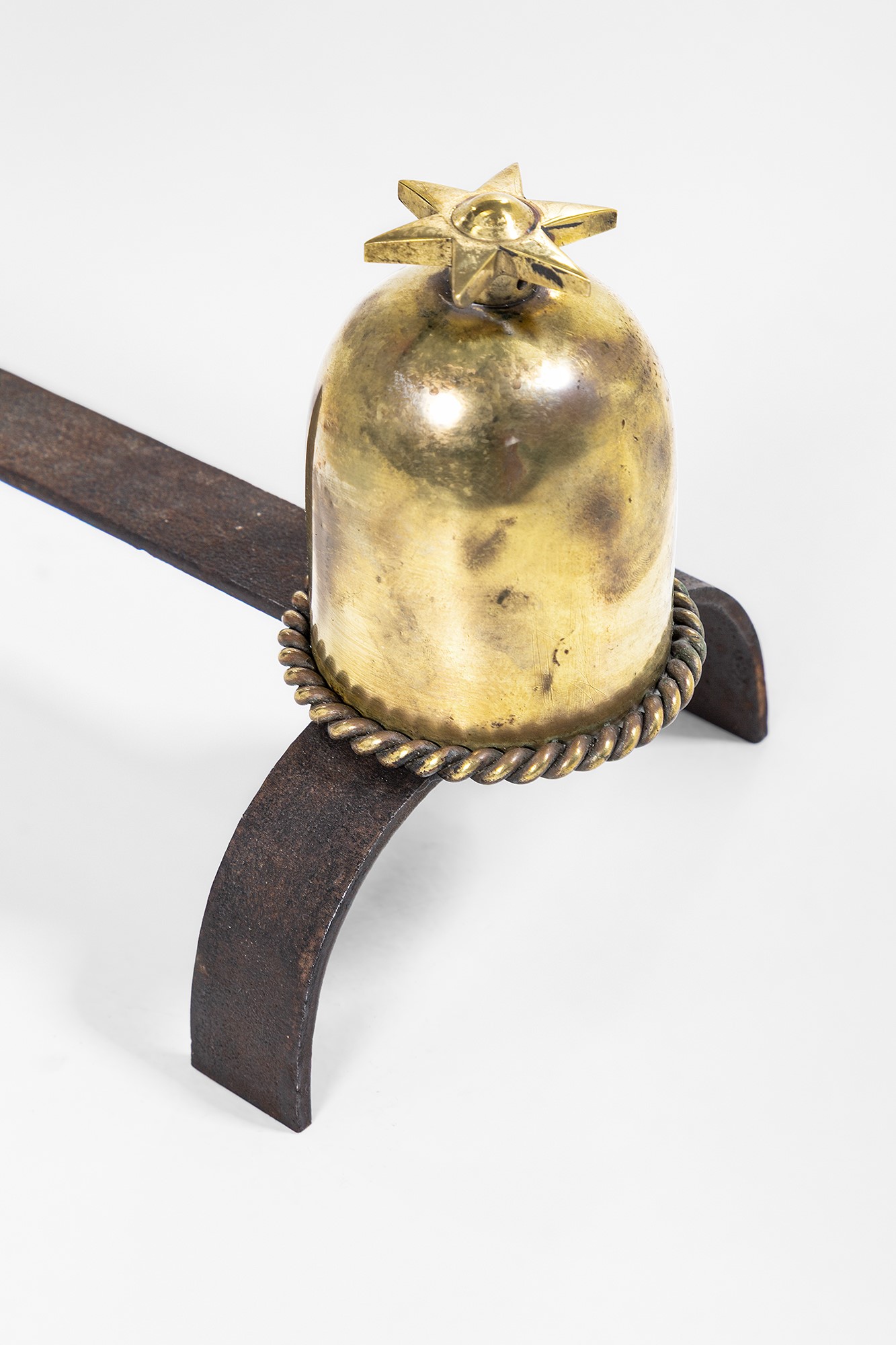 Oggetti decorativi d’interni, Due alari in ottone lucido e ferro battuto (circa 1940)